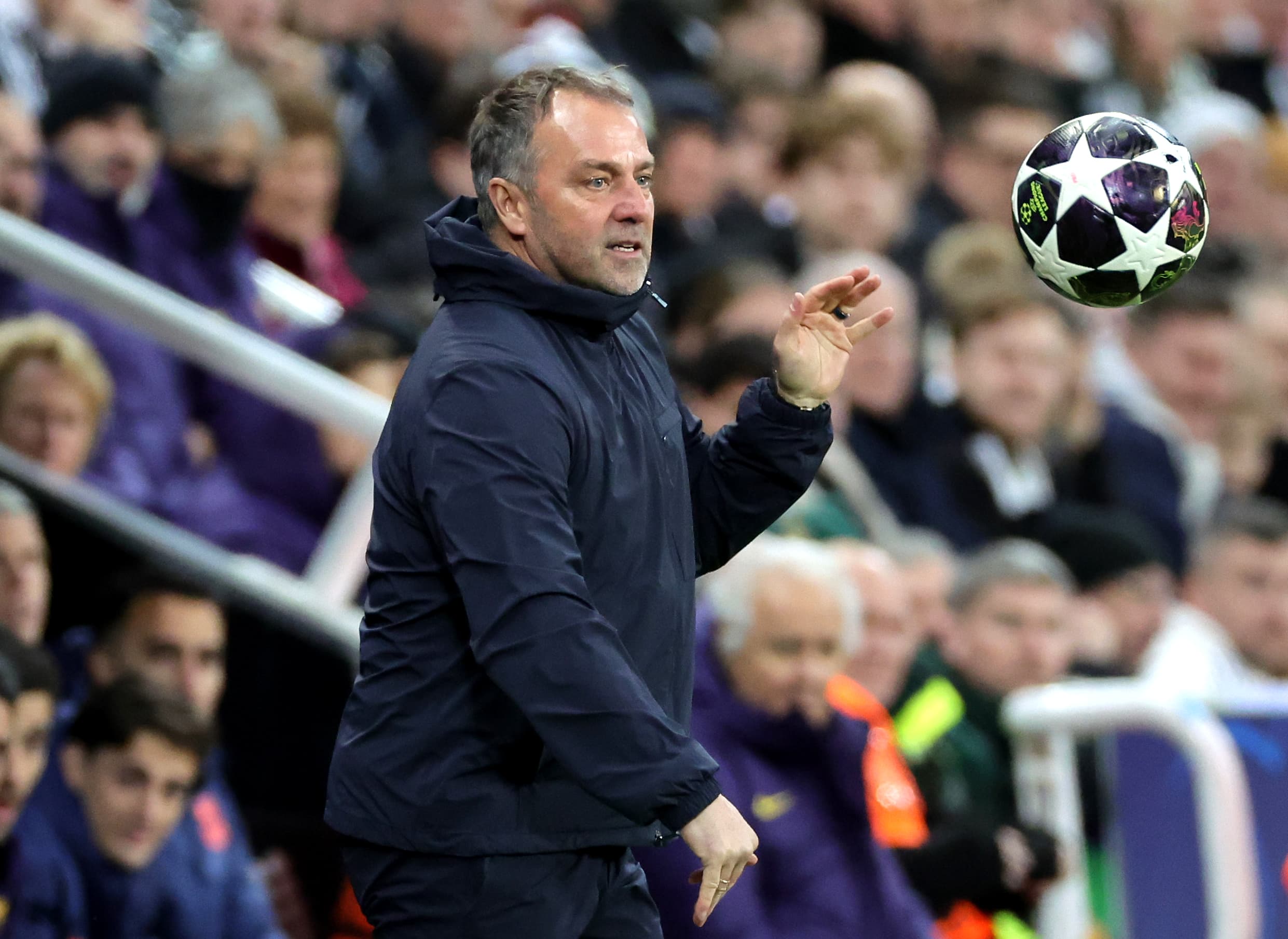 Barça Legend's Ingenious Move Takes Over Nou Camp Fans!