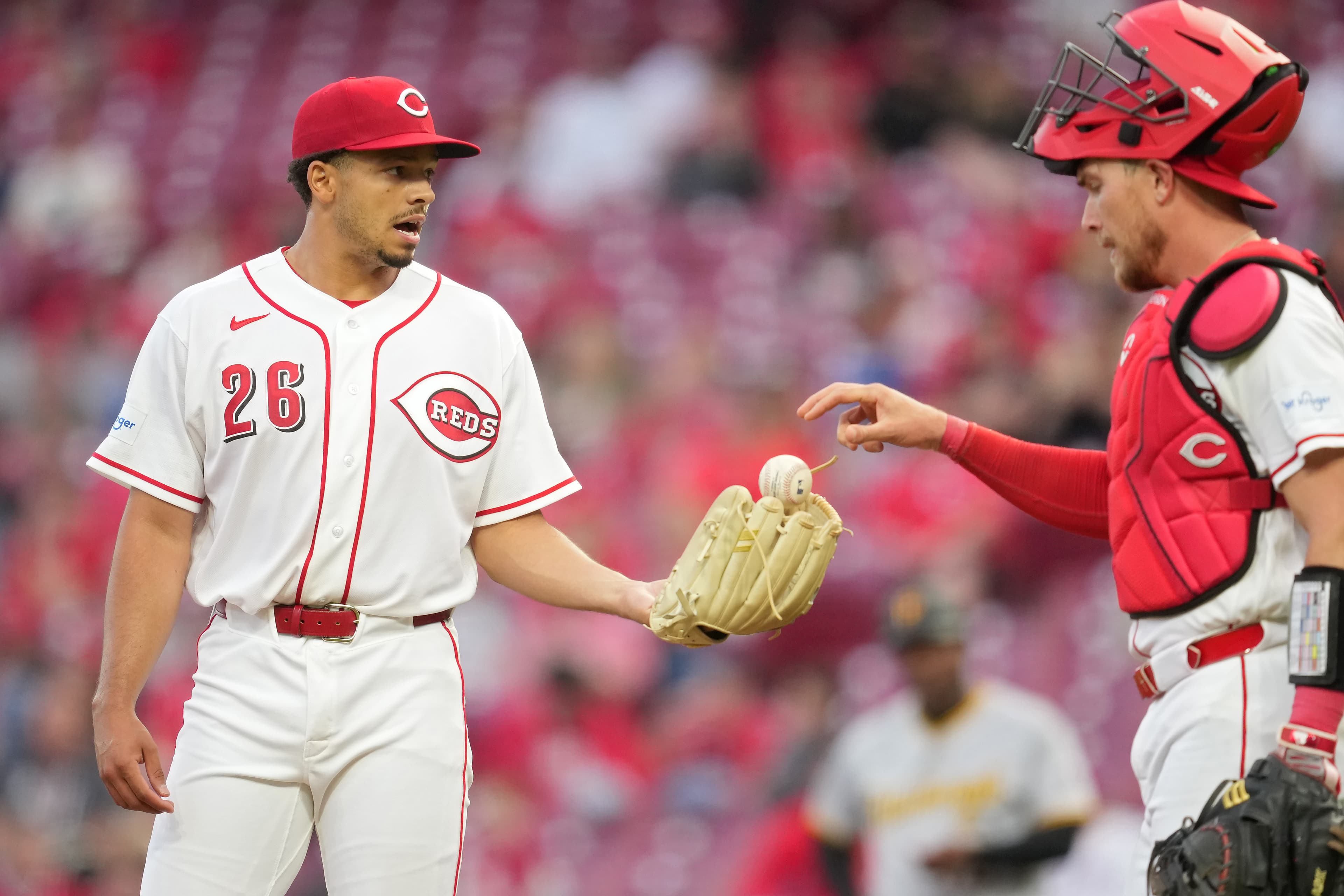 Reds look to sweep Rangers with Chase Burns on the mound