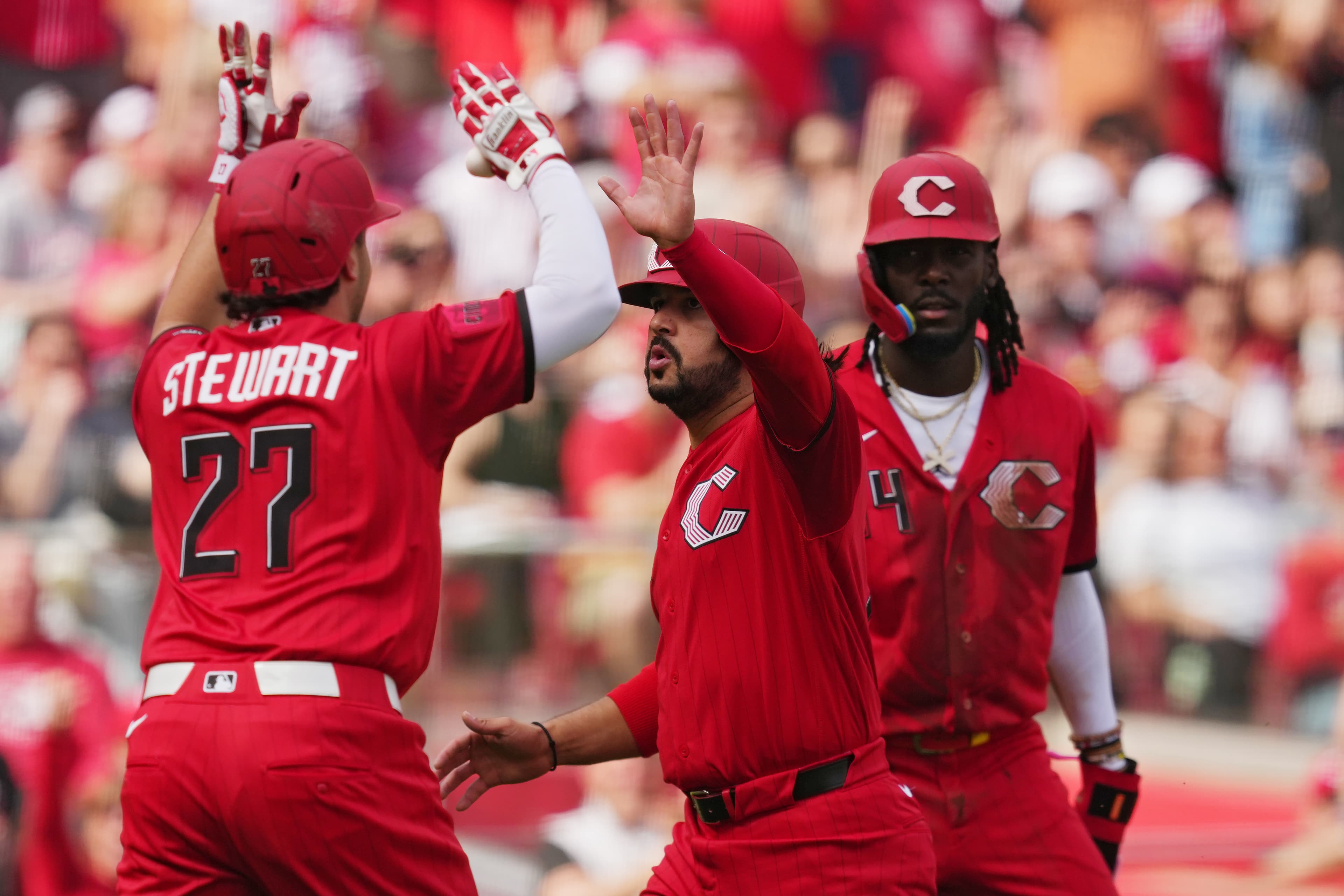 Elly De La Cruz leads Reds past Angels to end losing streak