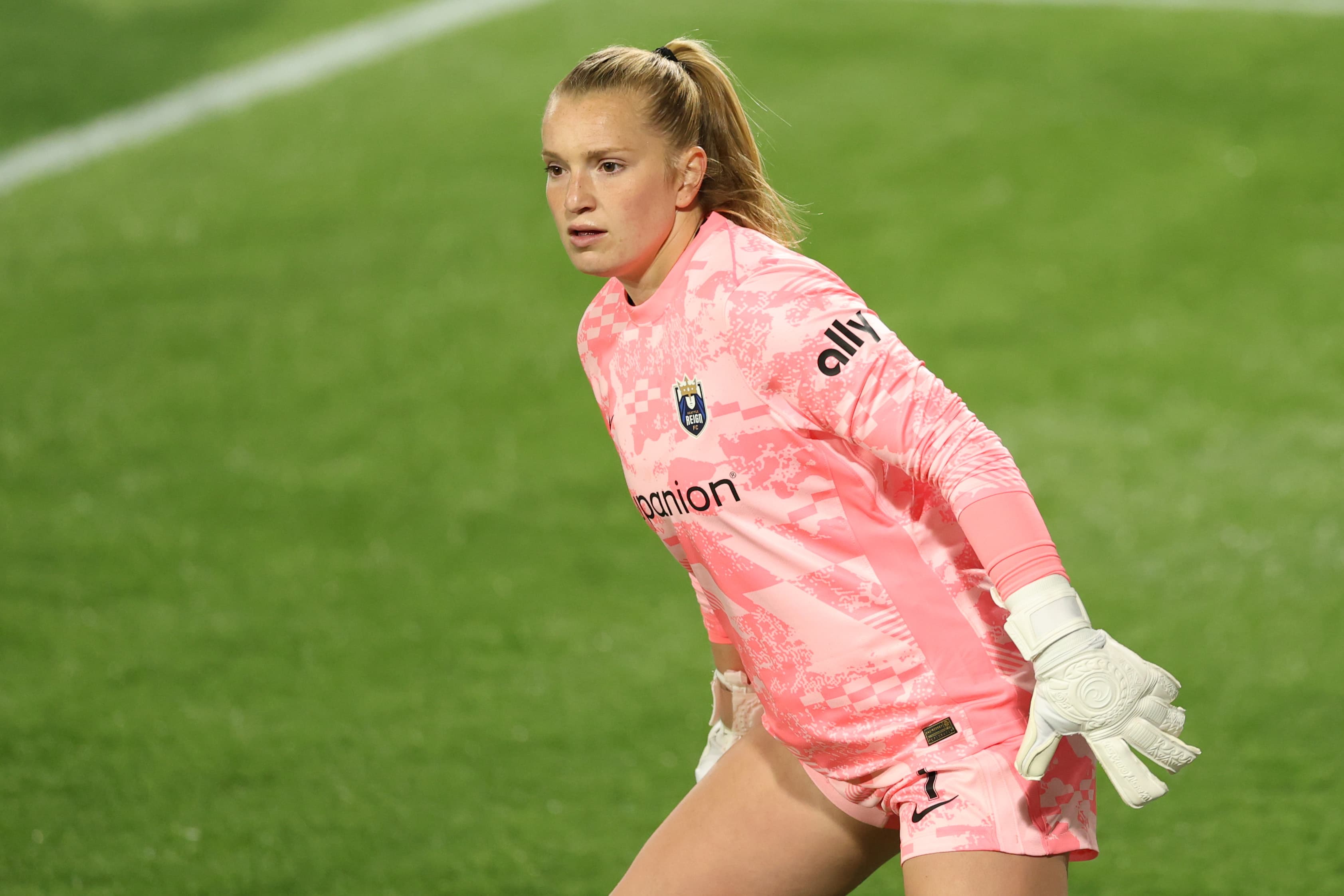 USWNT goalkeeper Claudia Dickey breaks Seattle Reign’s all-time record for shutouts