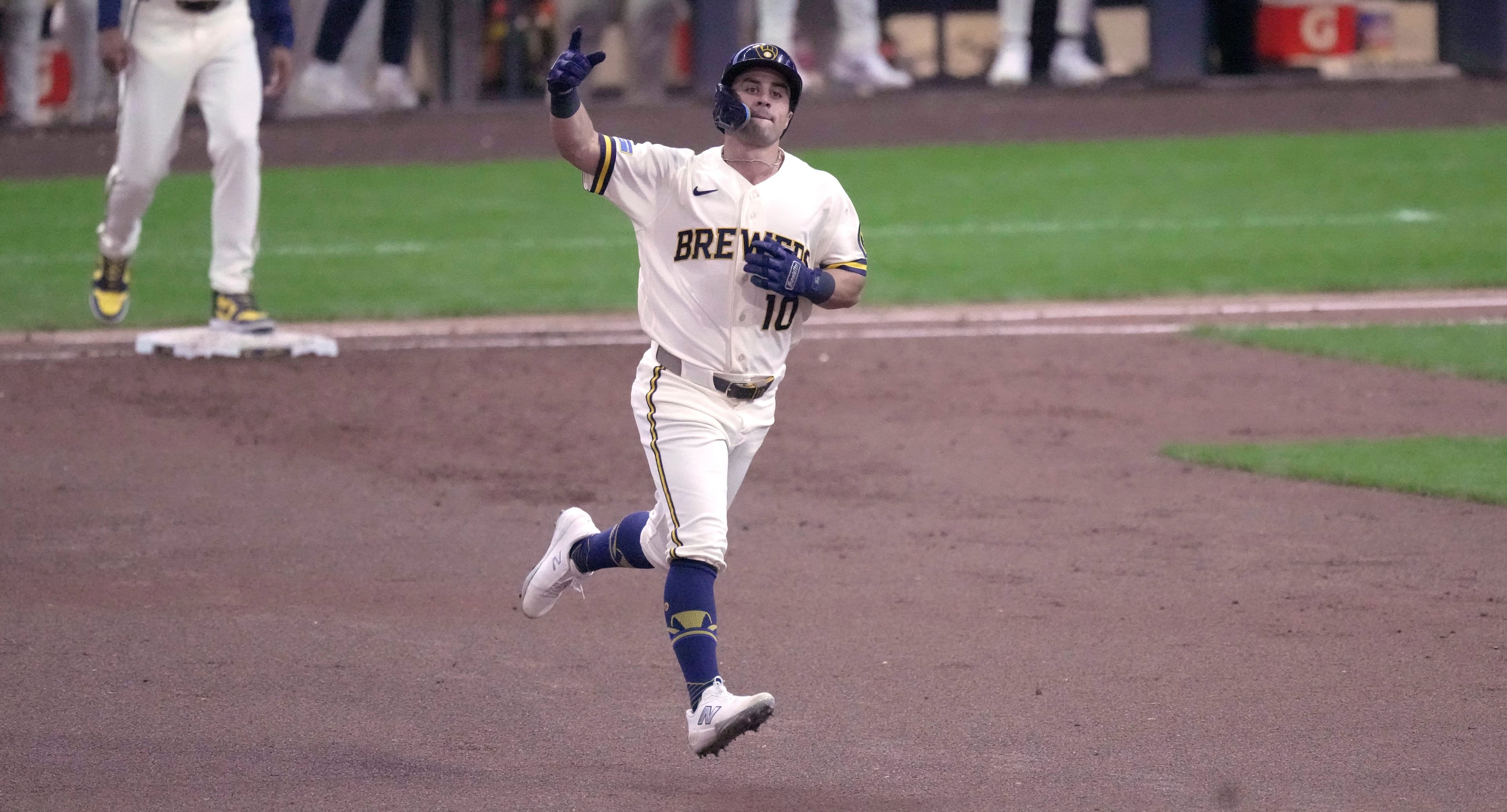 Brewers 13, D-backs 2: Offense erupts with a game of small ball