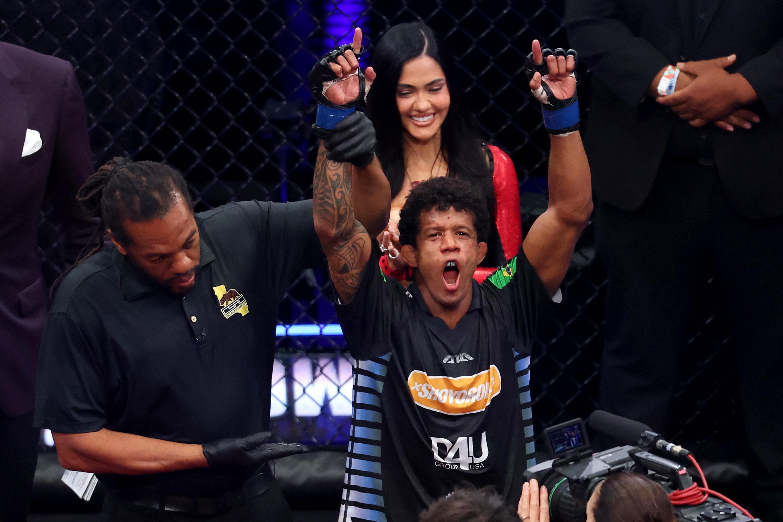 Rousey vs. Carano video: Adriano Moraes chokes out Phumi Nkuta as time expires, replay gives him submission win