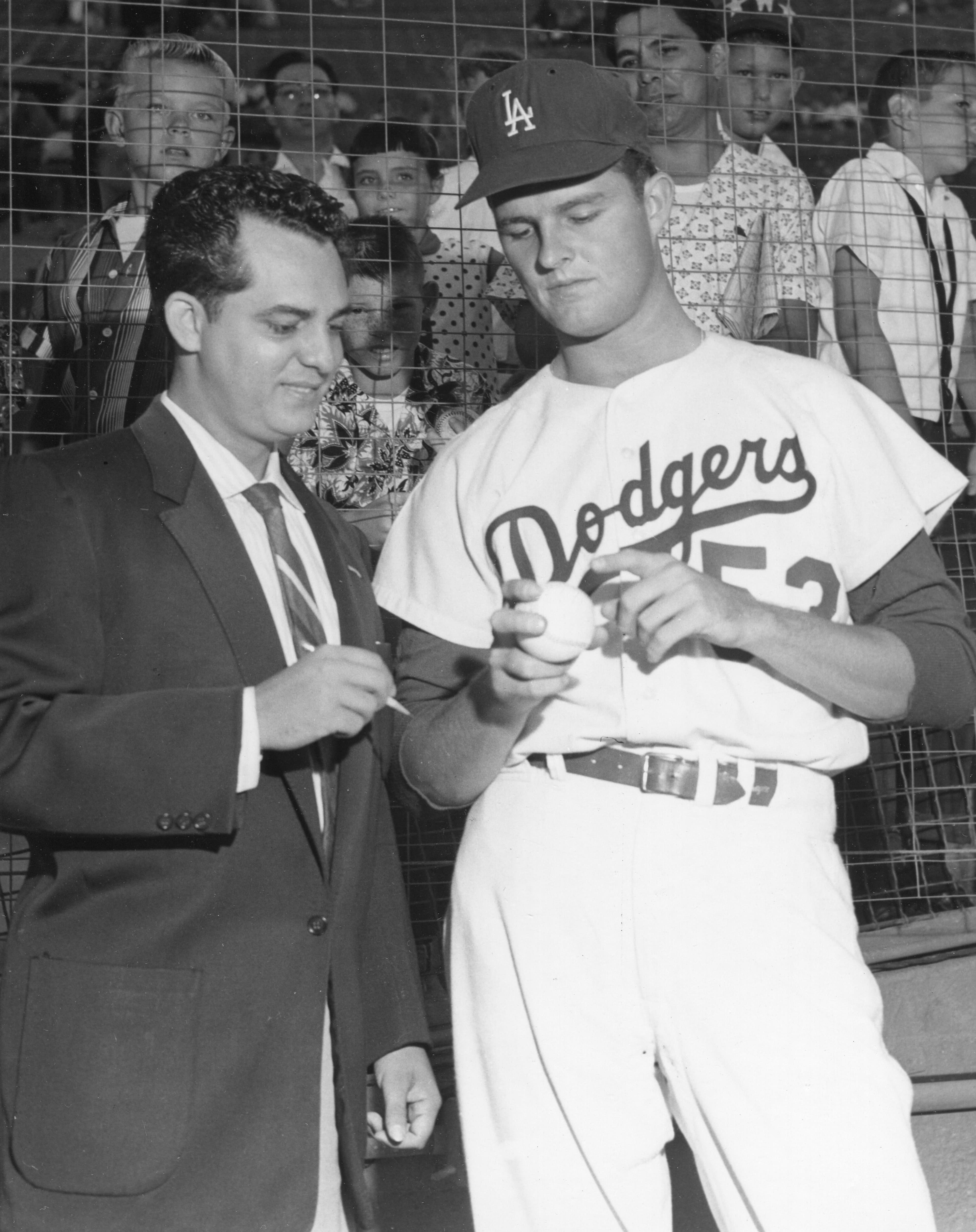 René Cárdenas, longtime Dodgers Spanish-language announcer, dies