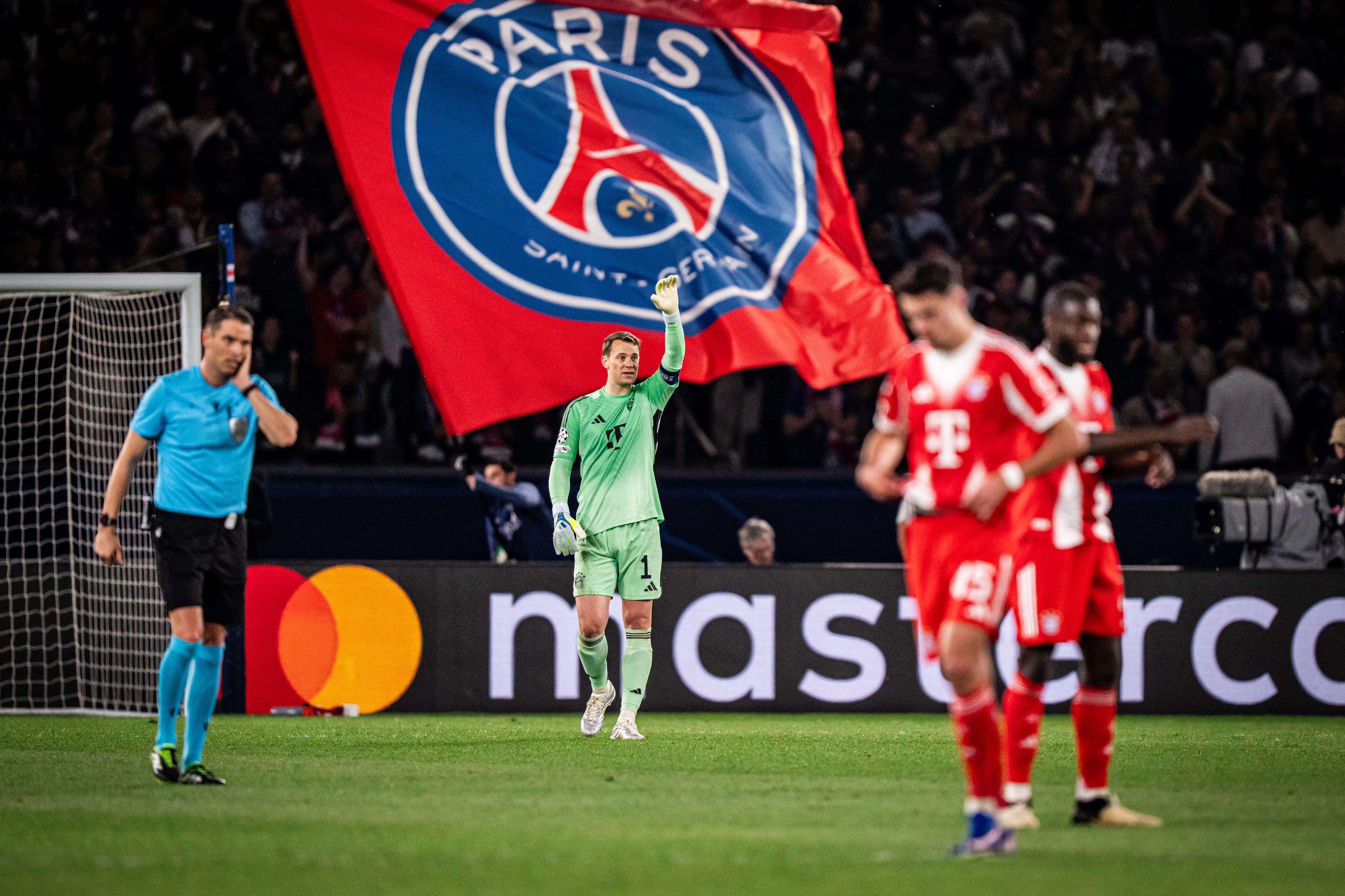 Bayern Munich’s Manuel Neuer flummoxed by renegade PSG ball boy