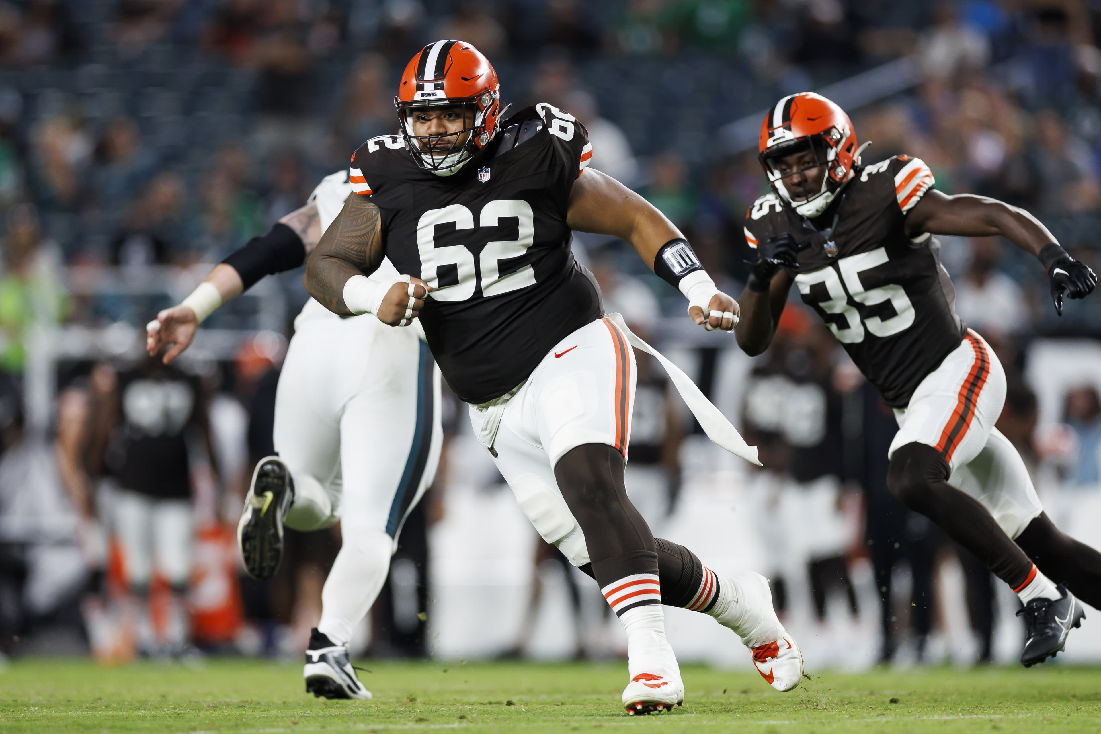 Former Browns in the UFL includes Siaki Ika, DTR