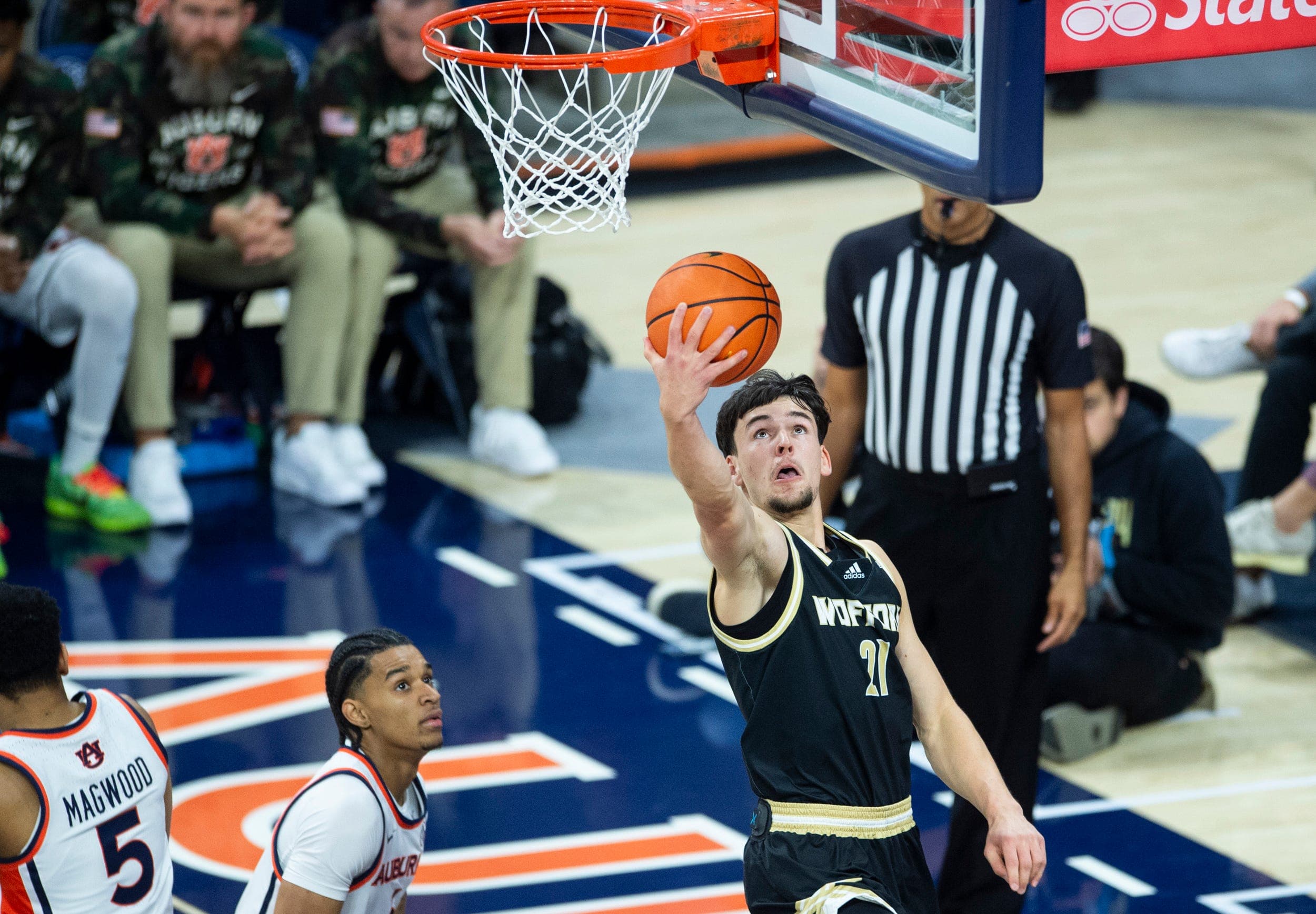 Wofford guard Nils Machowski commits to UConn