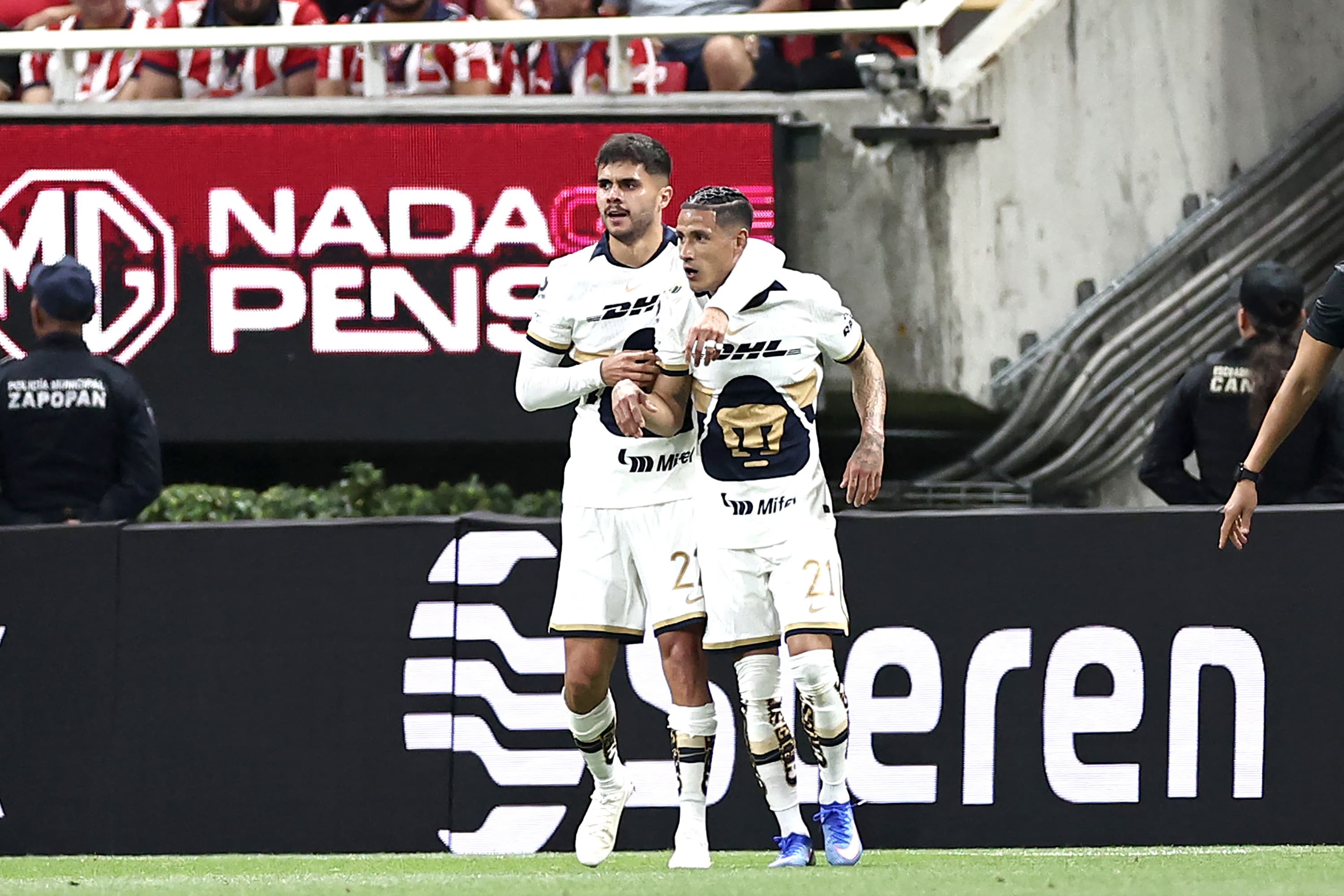 Late goal gives Chivas a tie against Pumas