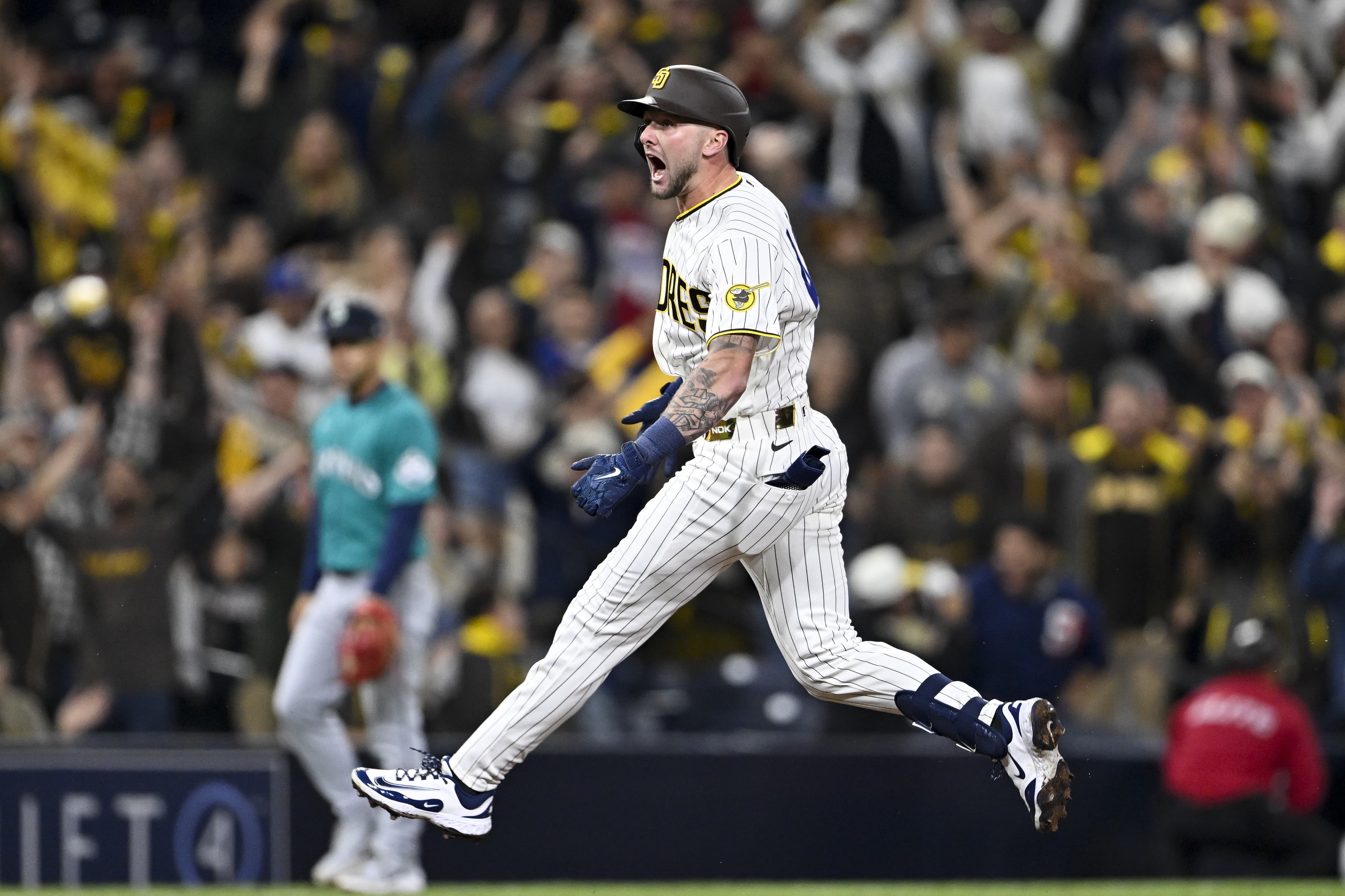 Mariners snatch defeat from jaws of victory, lose walkoff to Padres 7-6