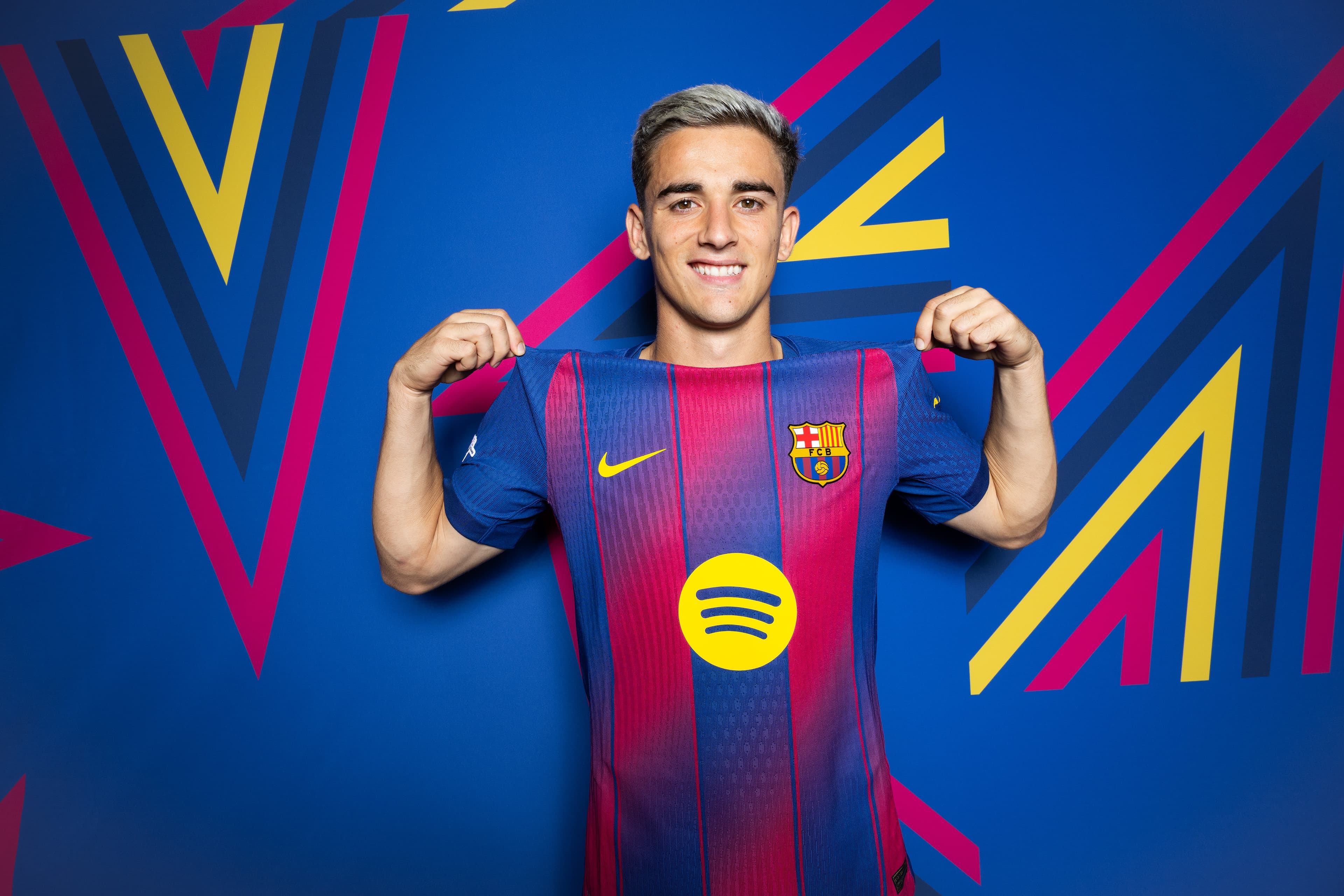 New Headline: "Neymar's Challenge at Wembley: Barcelona’s Promising Star Struggles to Master the Art of the Goal