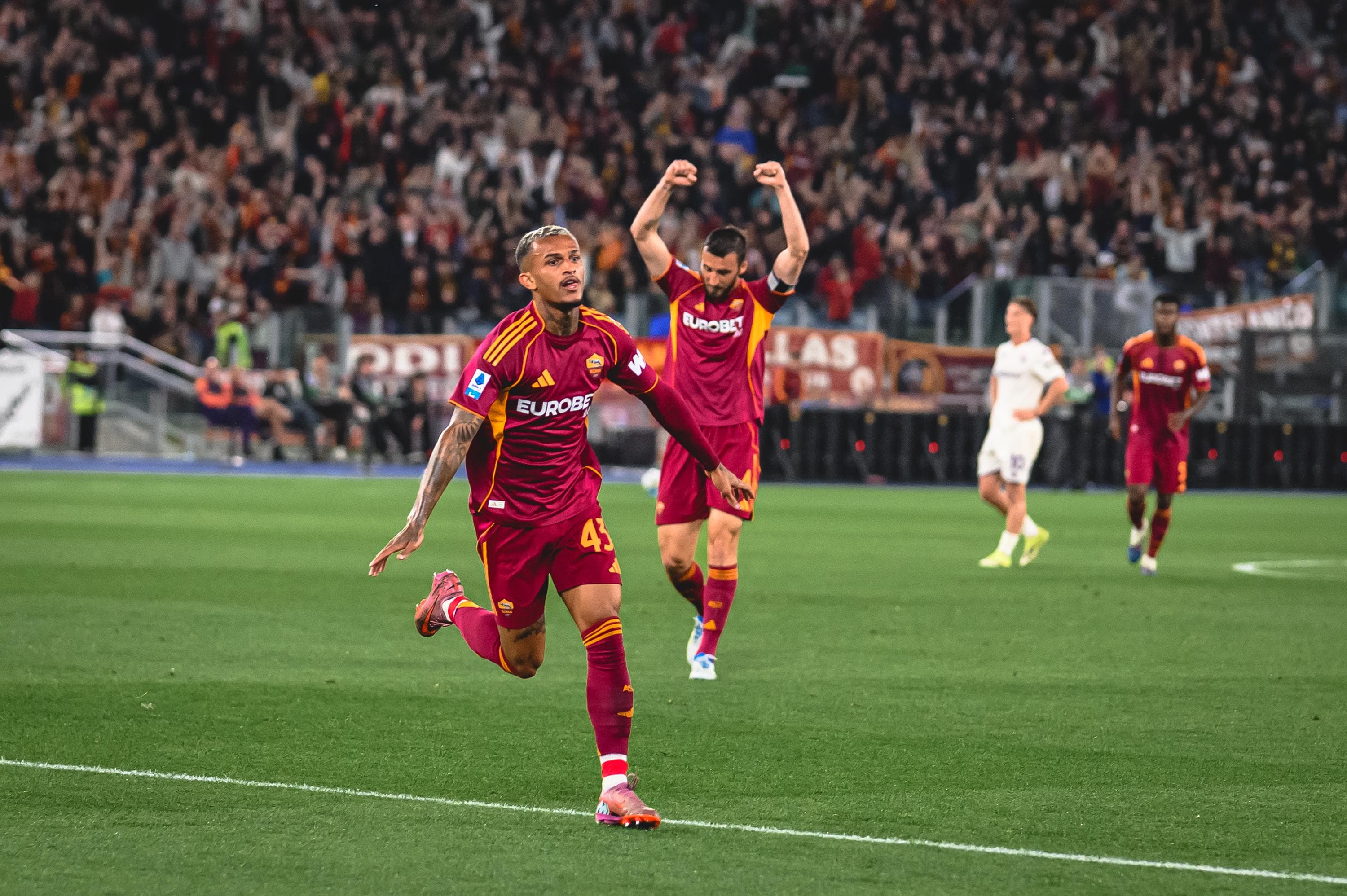 Roma Overwhelm Fiorentina to Stay in Champions League Hunt