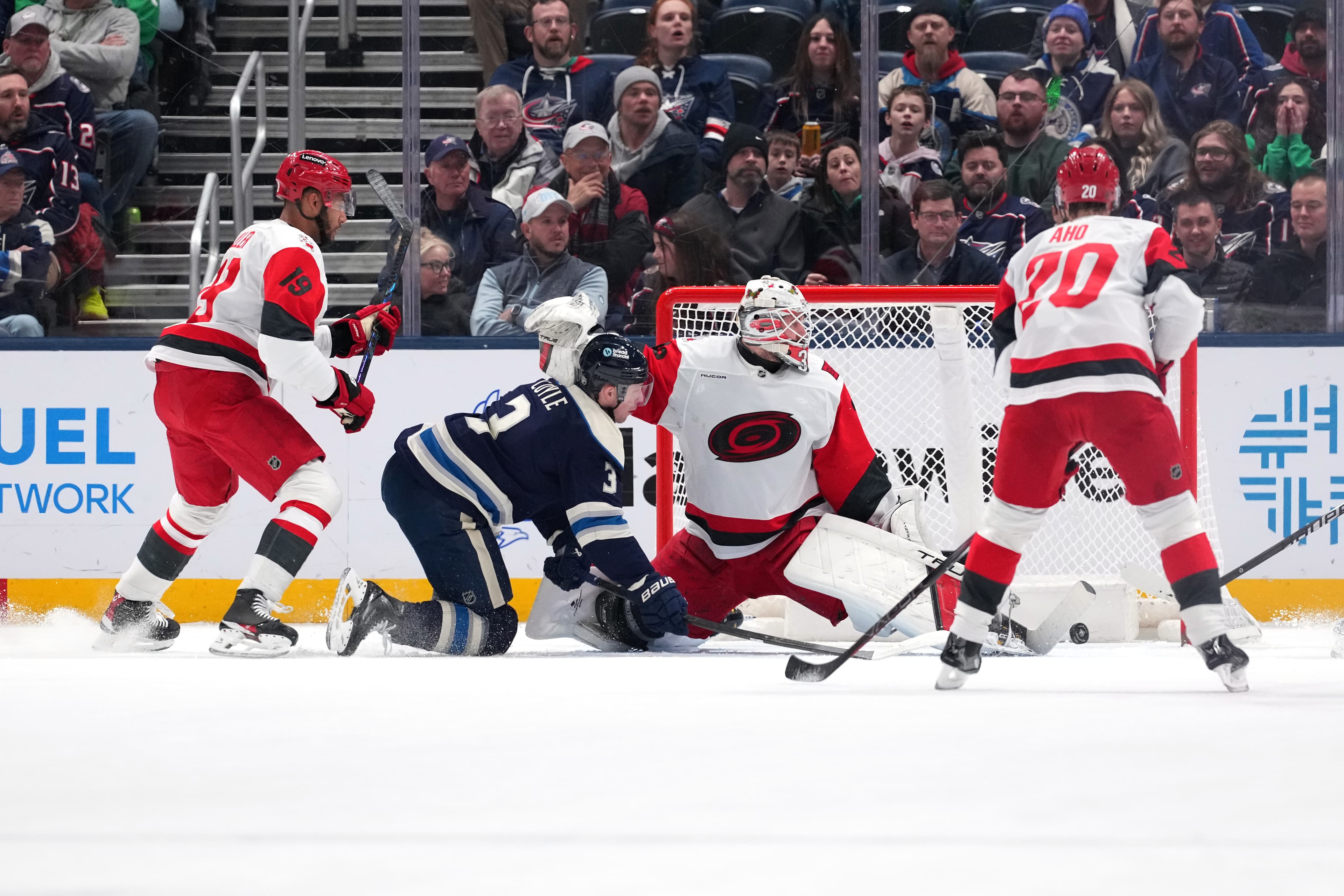 Carolina Hurricanes Crush Columbus Blue Jackets 6-1 in Thrilling Hockey Victory!