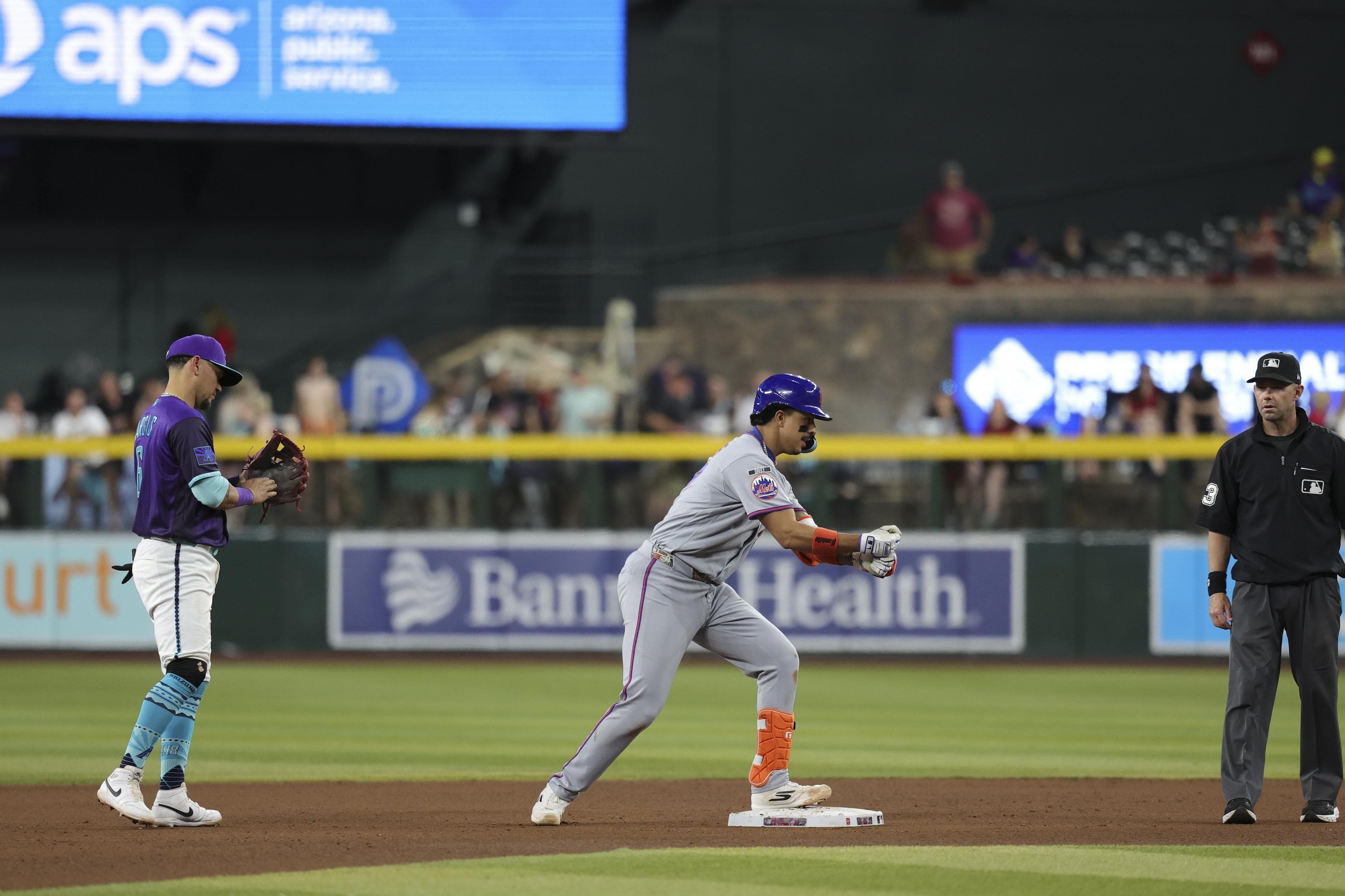 Mets win a pitchers’ duel in the desert with a two-run tenth