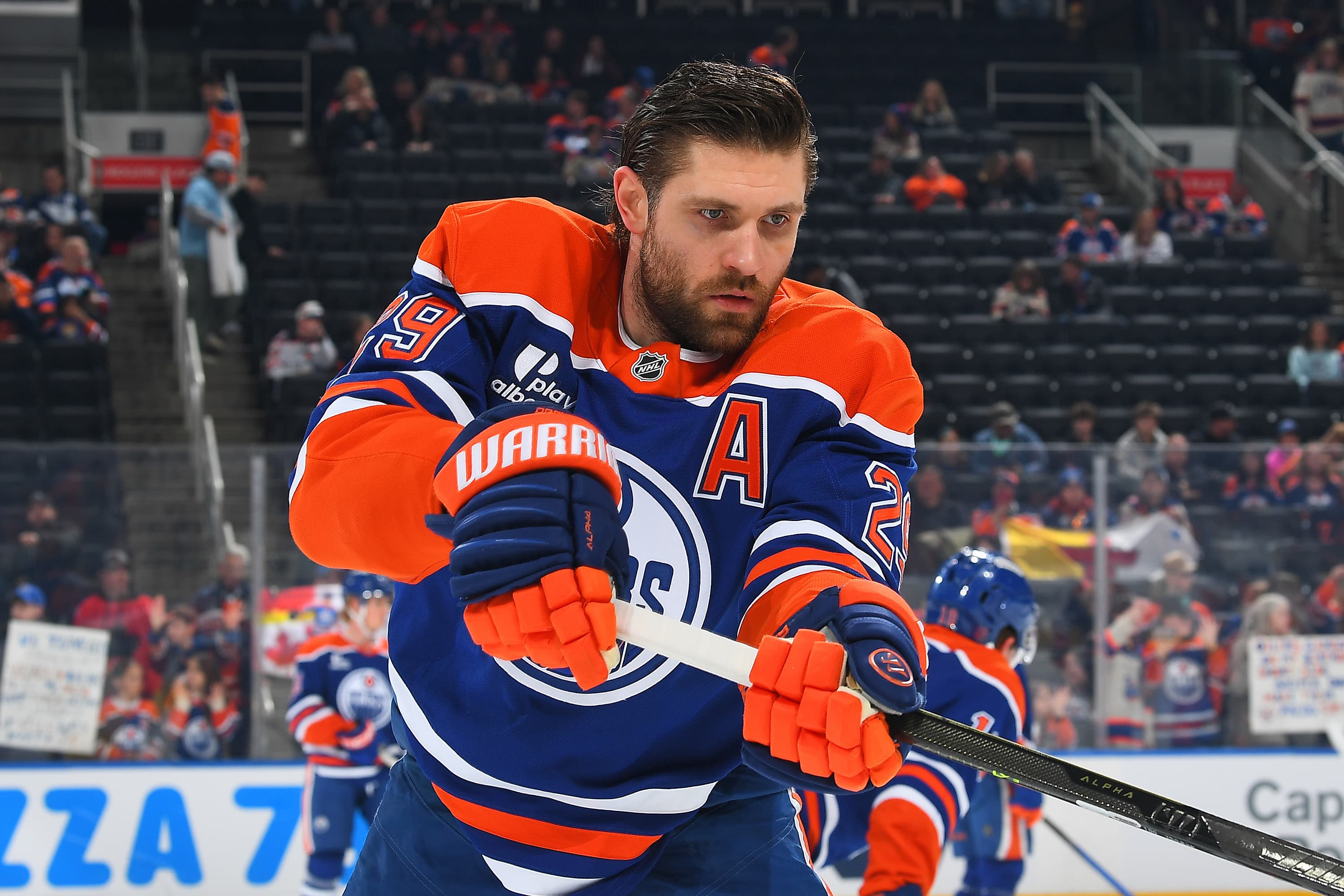 NHL superstar Leon Draisaitl visits Bayern Munich locker room after win over Union Berlin