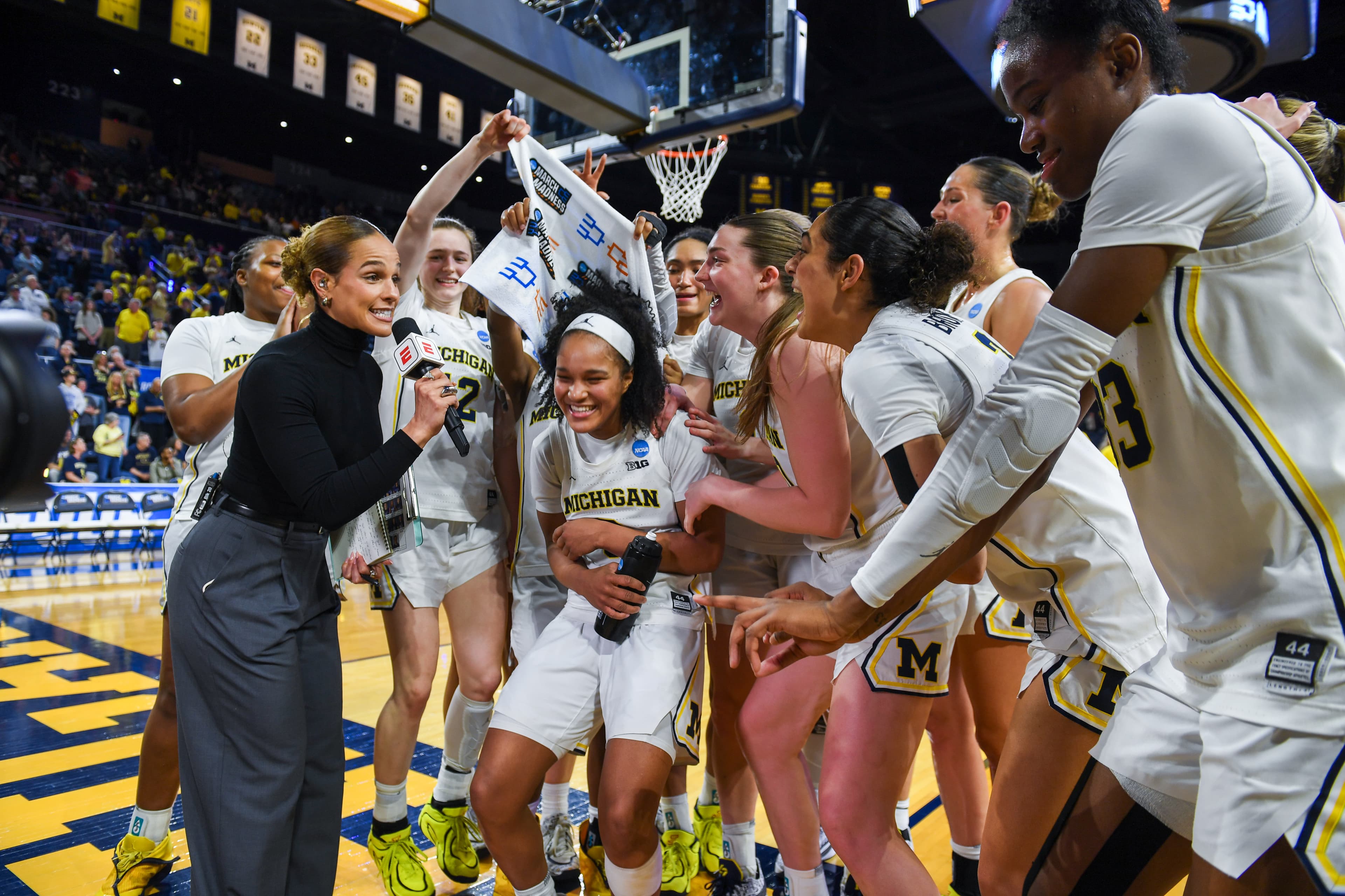 Mila Holloway powers No. 2 Michigan to win vs No. 15 Holy Cross, 83-48