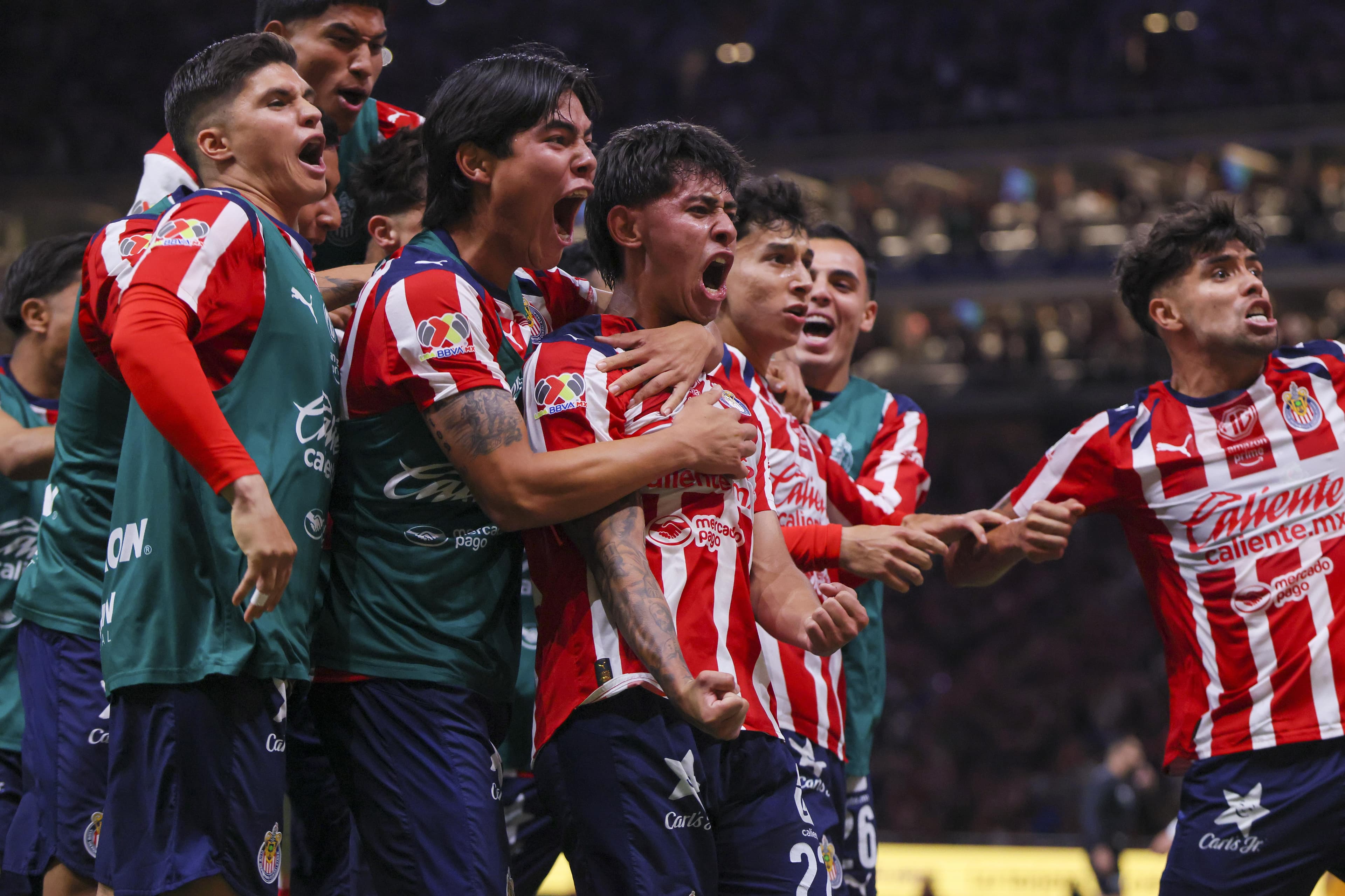 Chivas dominate Tigres to book their ticket to the Semifinals