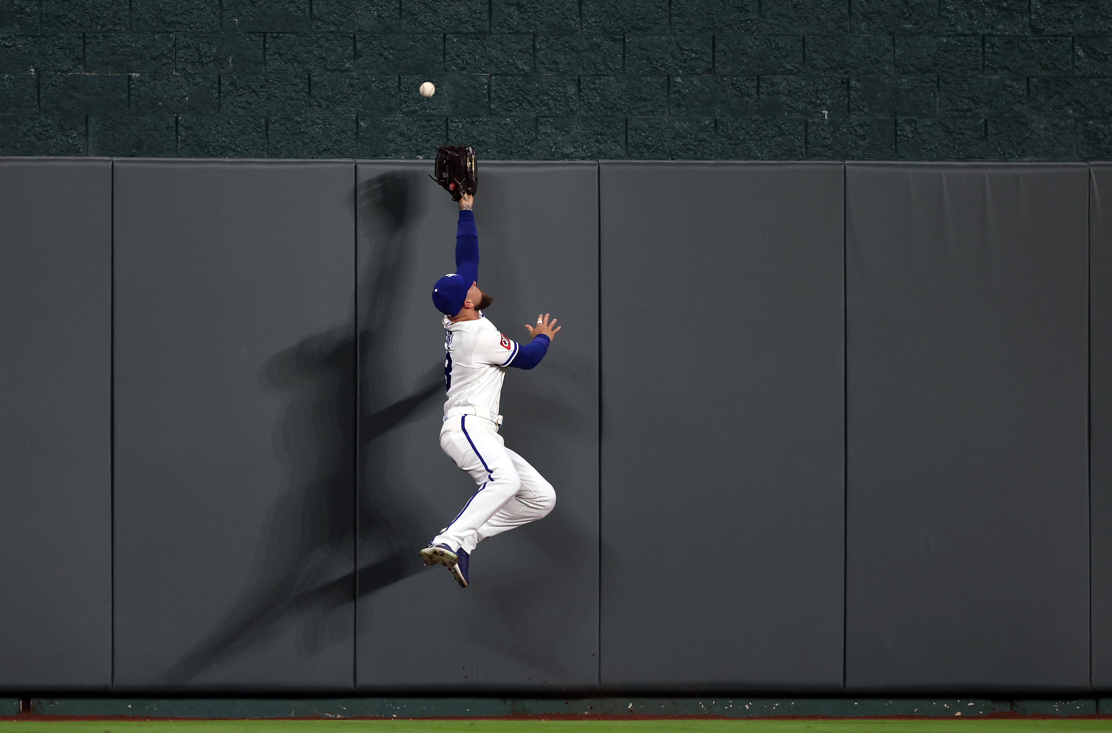 Royals offense cannot overcome Royals bullpen in 7-5 loss