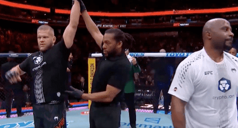 UFC Seattle video: Bruce Buffer mistakenly announces wrong winner