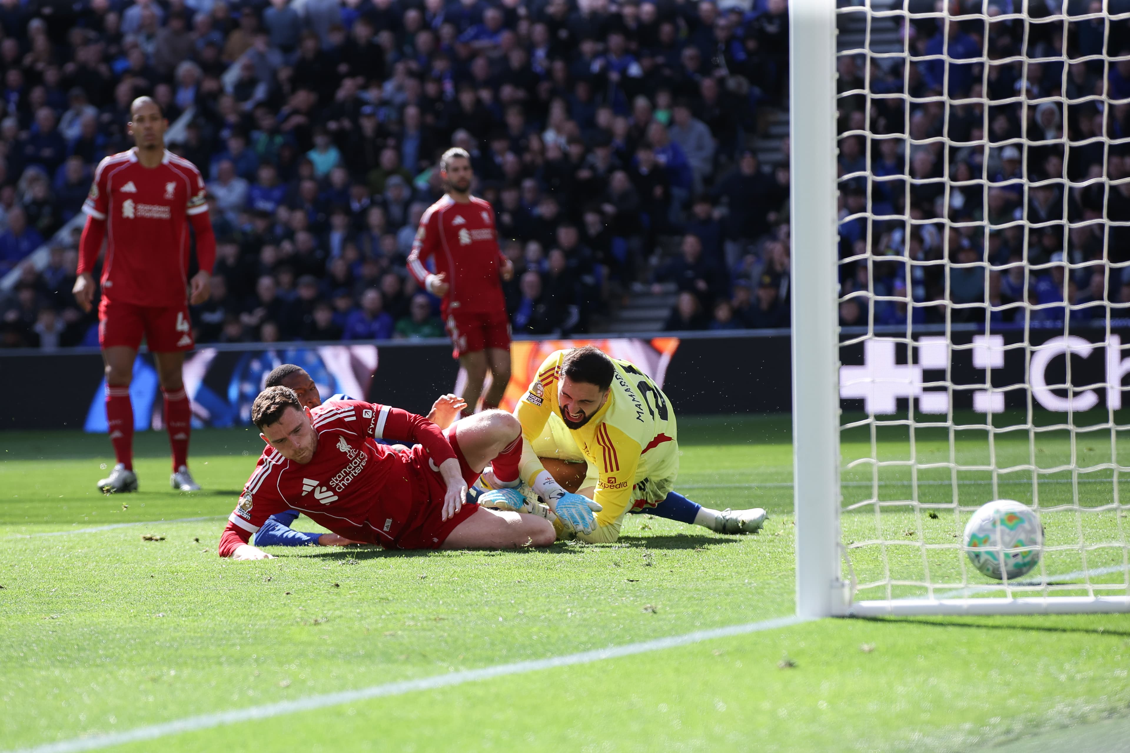 Arne Slot Provides Positive Mamardashvili Injury Update