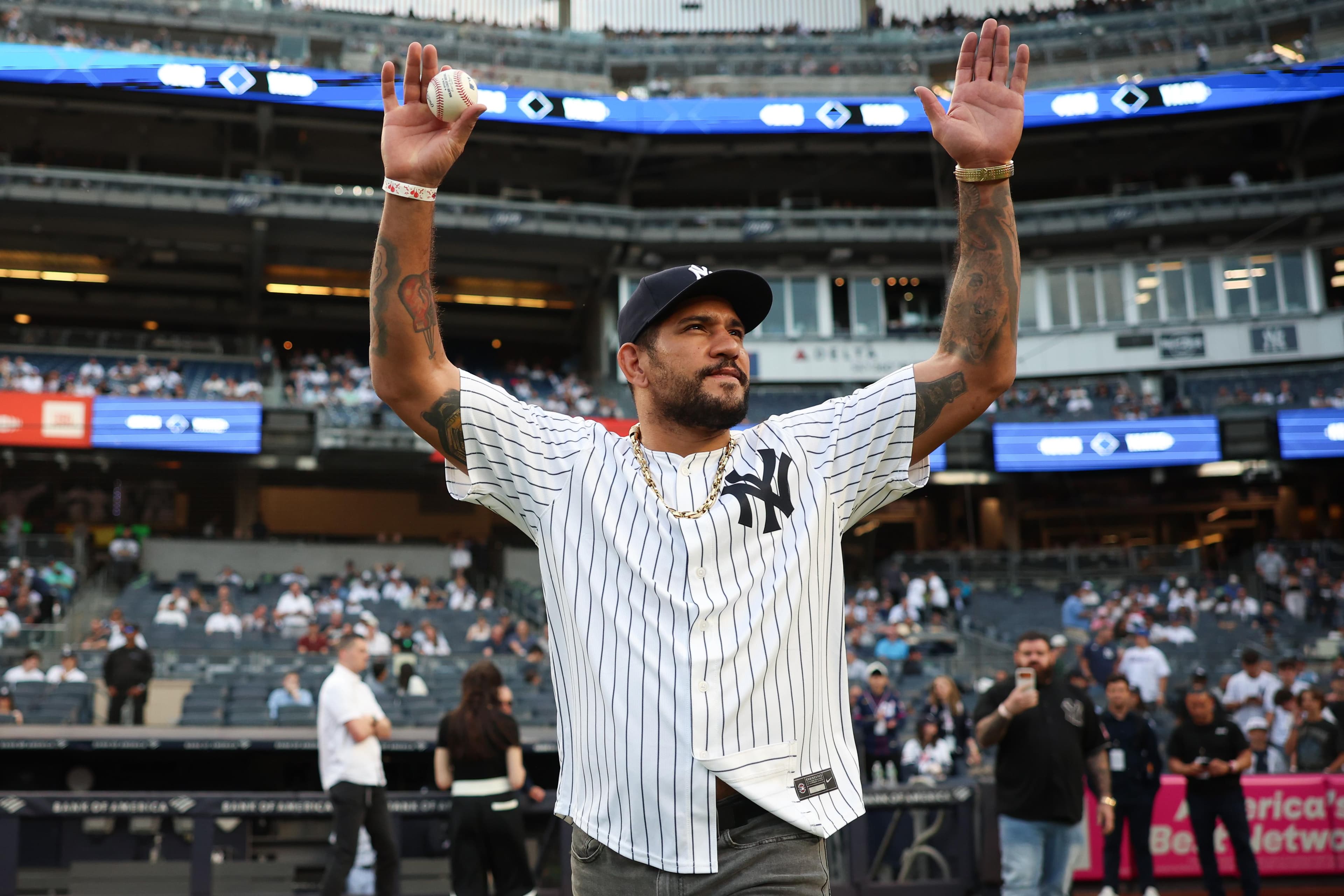 Alex Pereira throws out first pitch at Yankees game, gets a strike