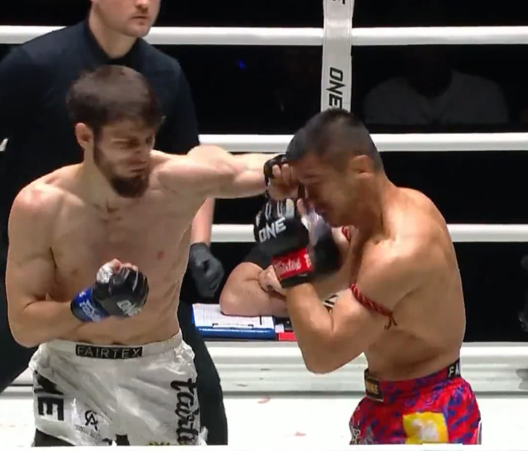 Video! Joe Rogan’s Favorite Fighter Just Smoked Muay Thai Legend