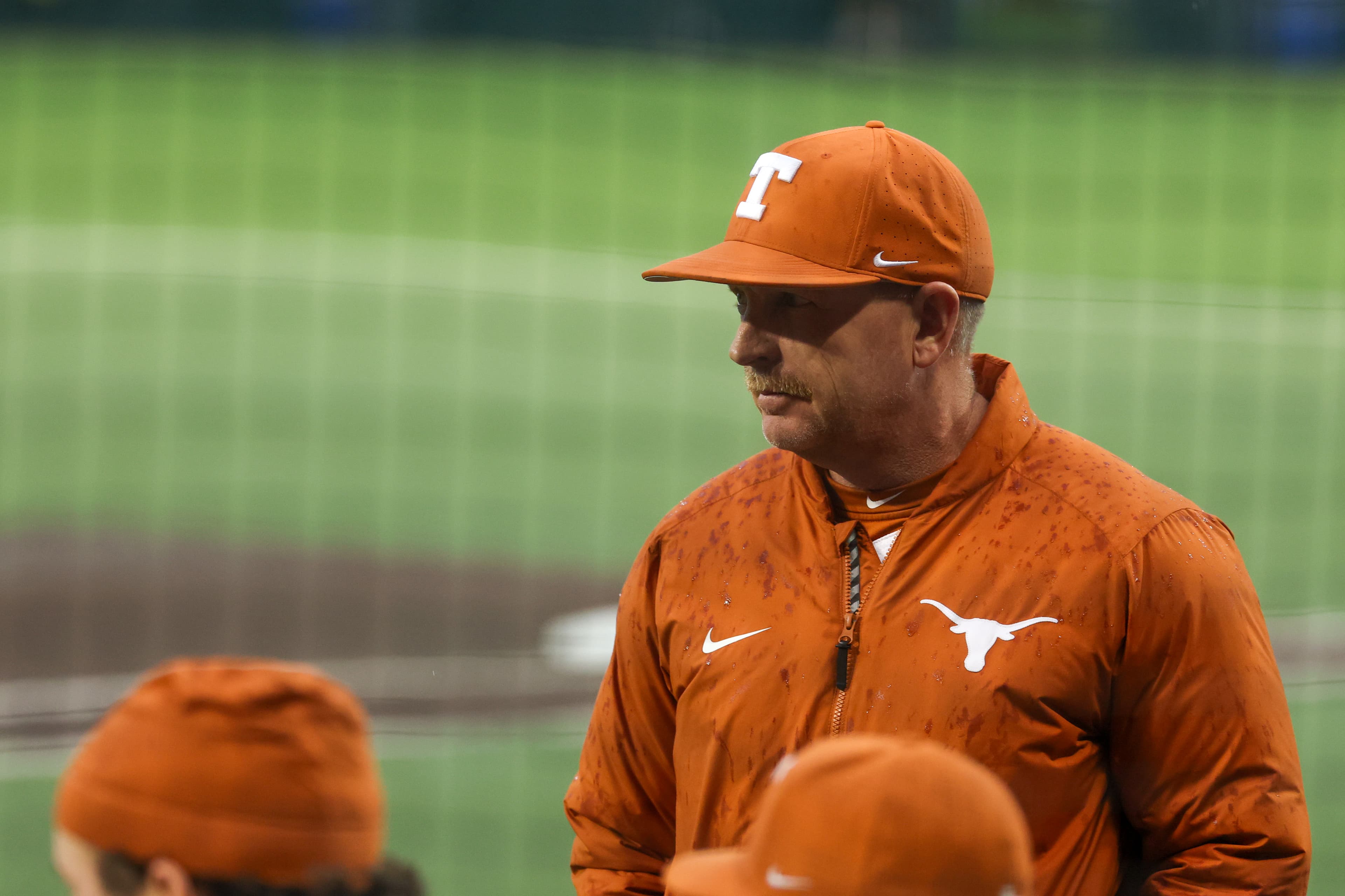 Longhorns Daily News: Texas A&M fans give Texas’ Jim Schlossnagle cold shoulder