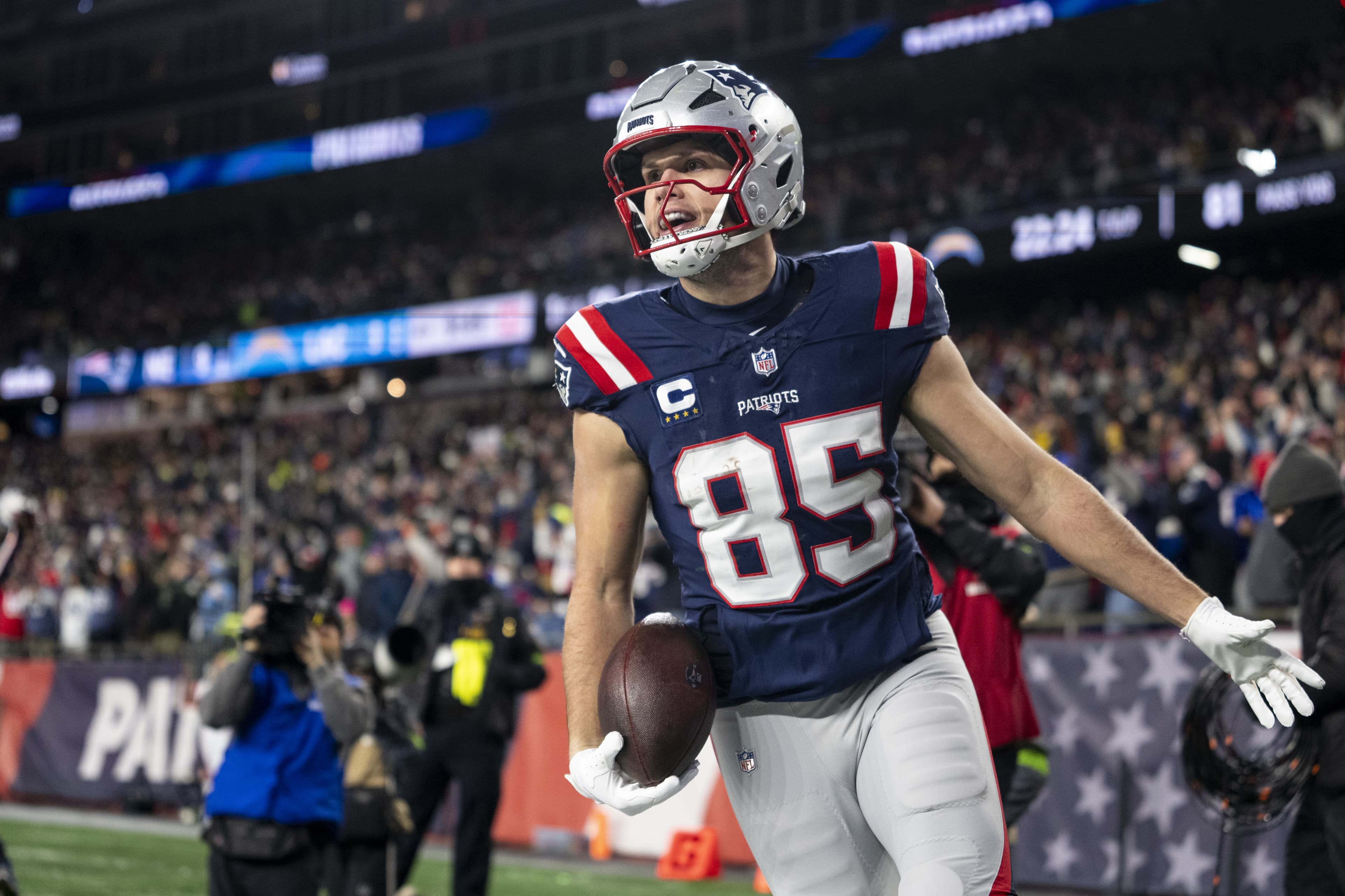 Hunter Henry looking to pay it forward mentoring rookie Eli Raridon