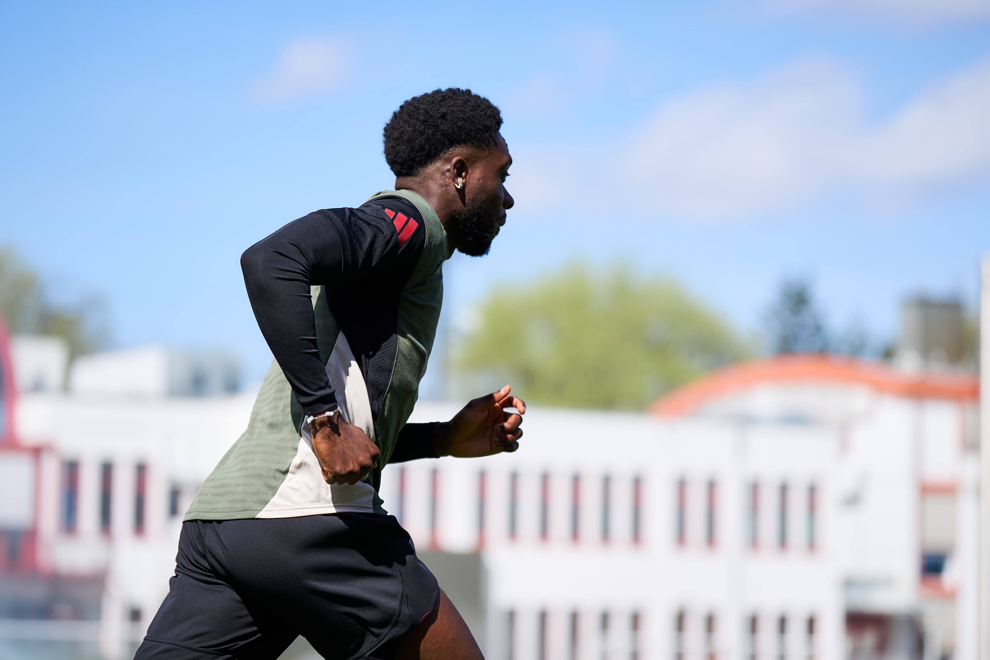 Bayern Munich News: Another odd rumor linking Alphonso Davies to Manchester United; Philadelphia strikes back; and MORE!