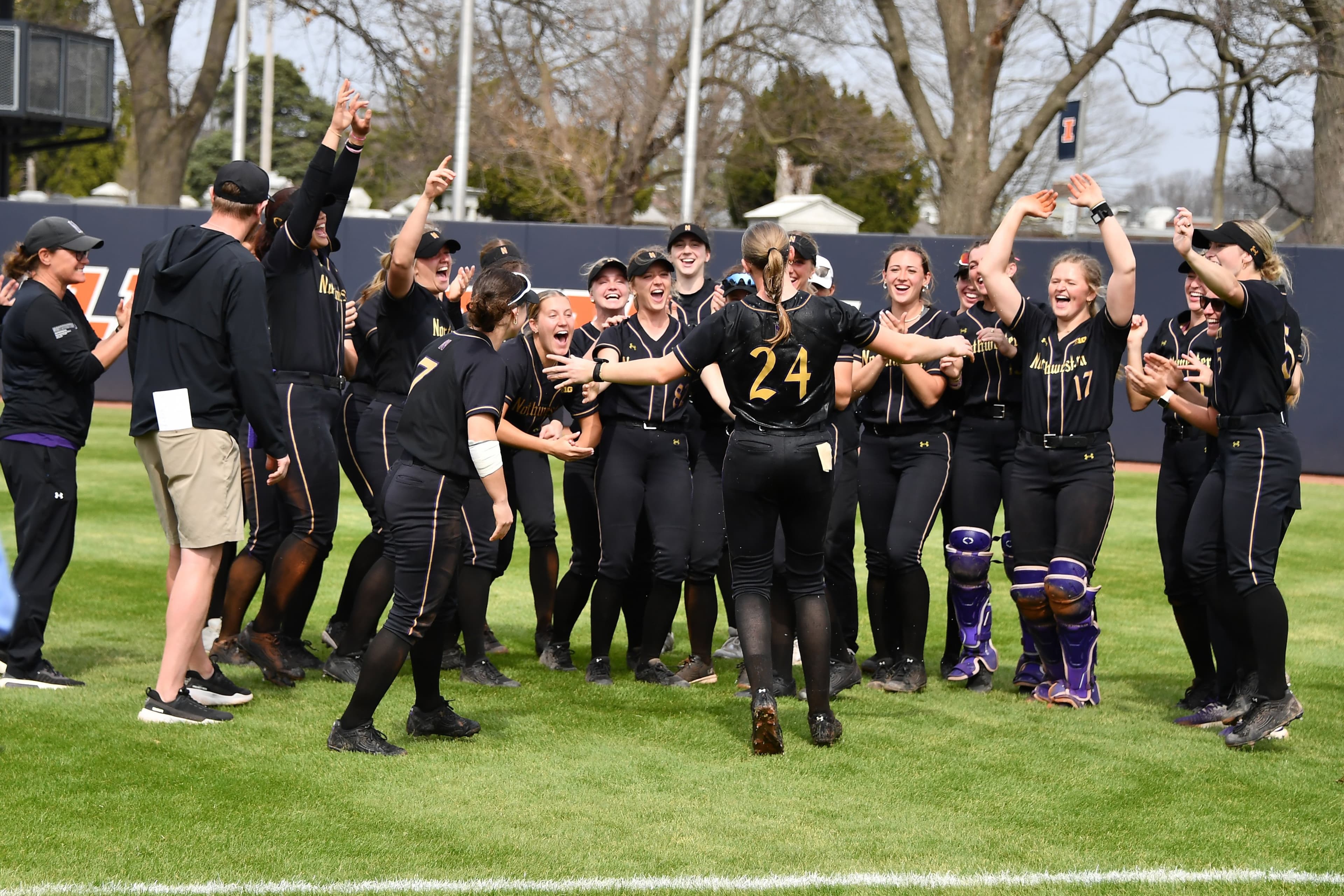 Softball: Mason’s no-hitter headlines harmonious weekend against Illinois