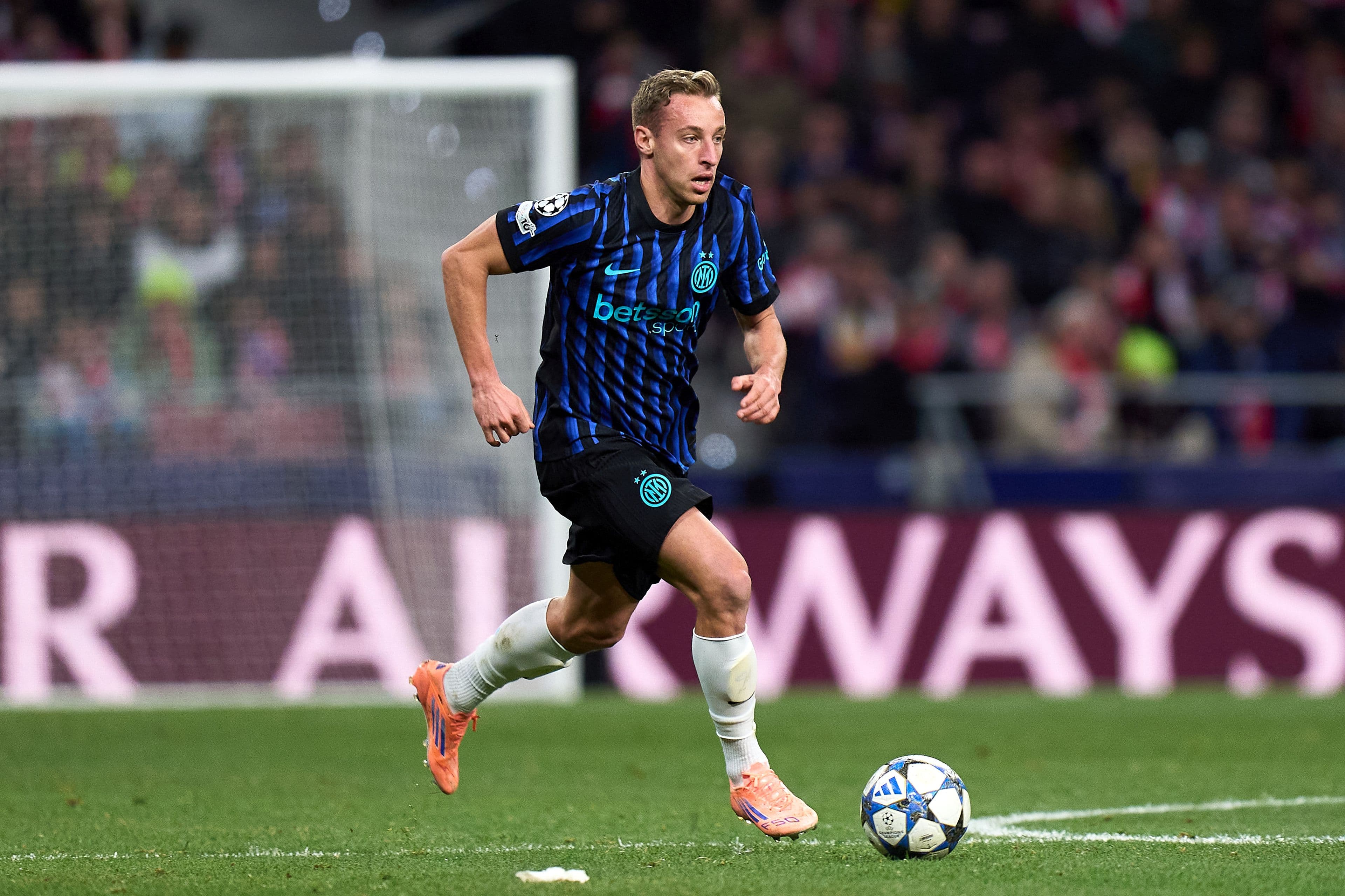 New Headline: "Gunners' Arsenal Sees Red as Pep Guardiola's Barcelona Battles Lionel Messi and Neymar for Top Tier Glory!