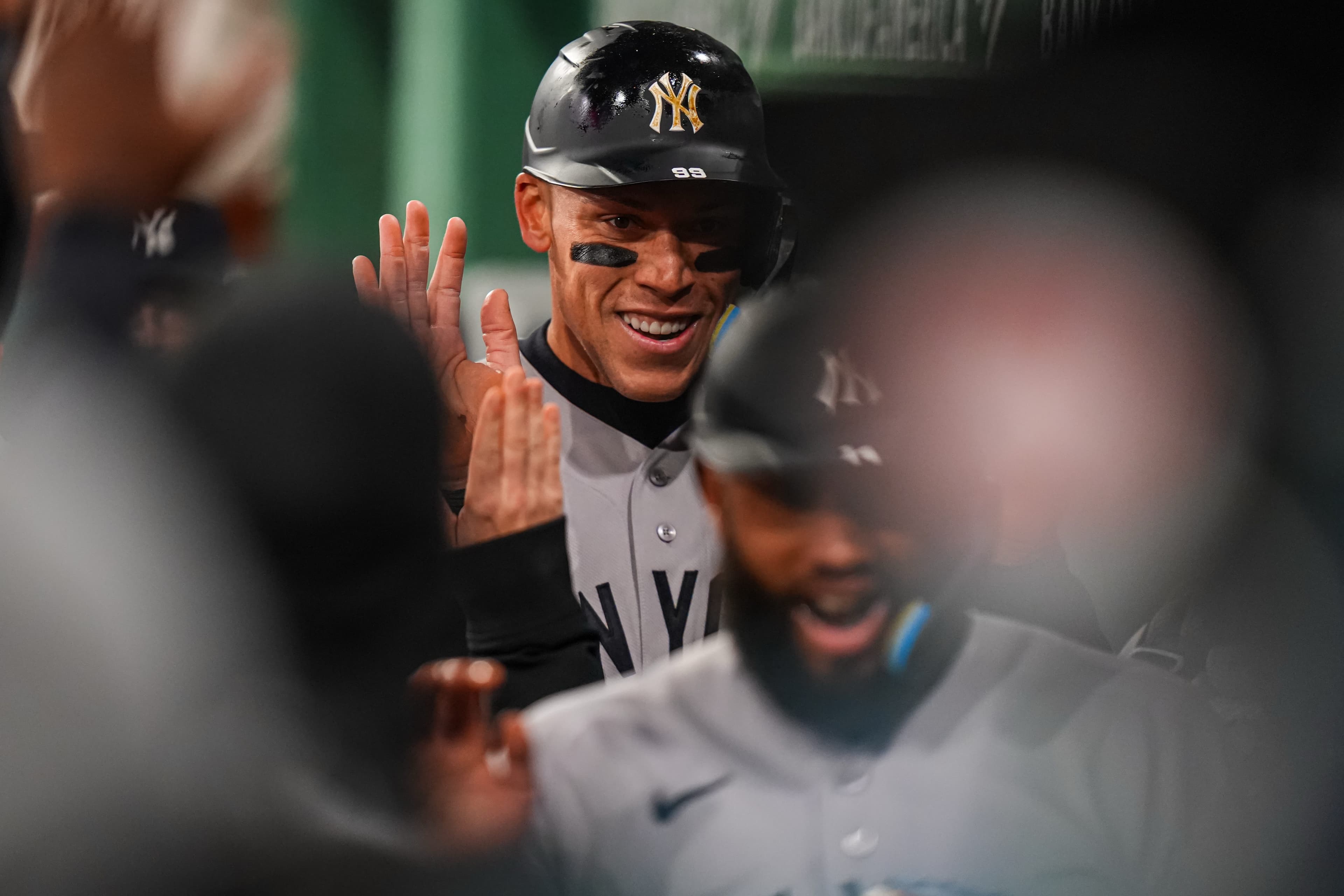 Yankees roll to a fifth straight win, besting the Red Sox again