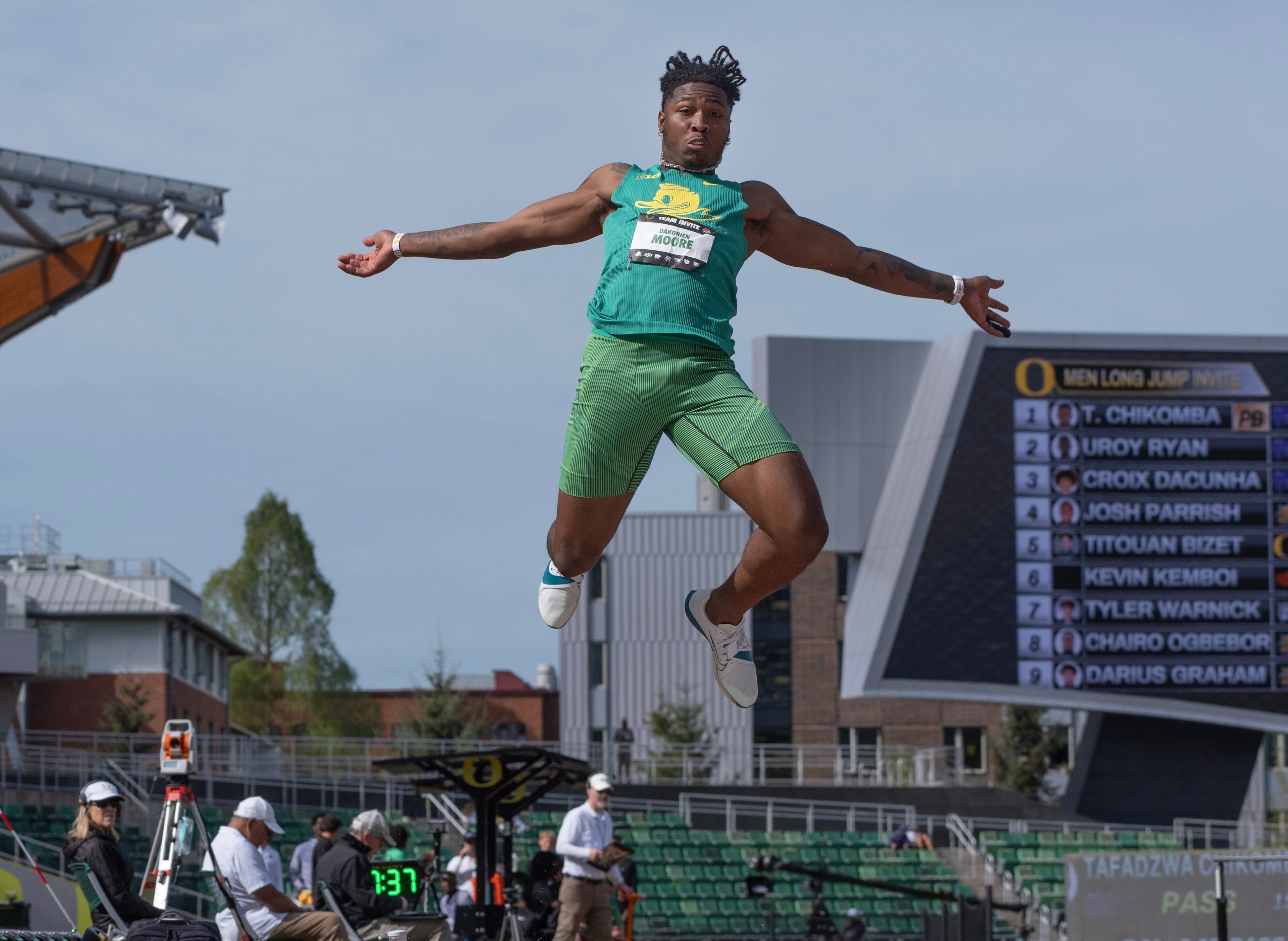 Oregon football star Dakorien Moore makes track debut