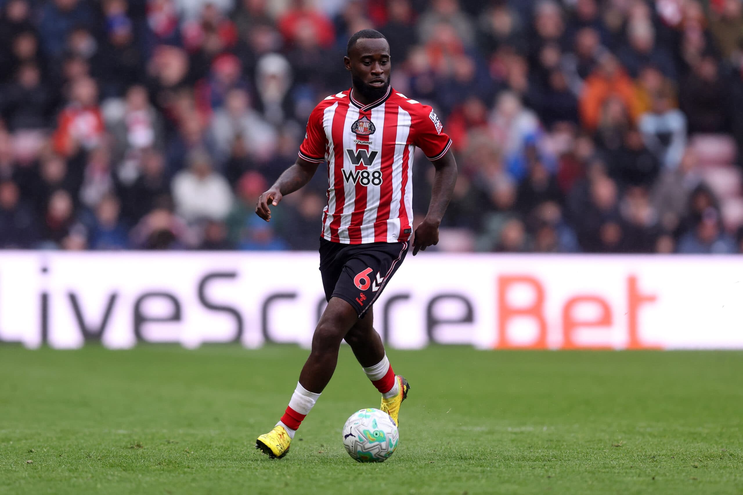 On-Loan Sunderland Full-Back Is On The Radar Of Everton: What Should Le Bris Do?