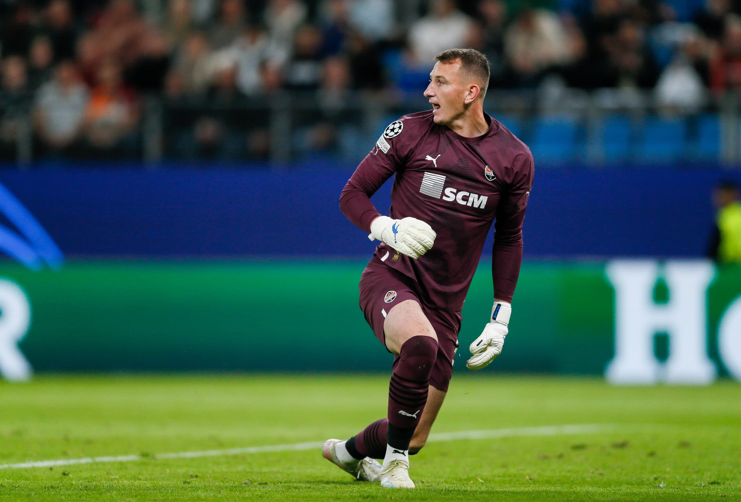 Leeds United Submit €10m Bid For Goalkeeper’s Signing: Is He The Tactical Upgrade That Farke Needs?