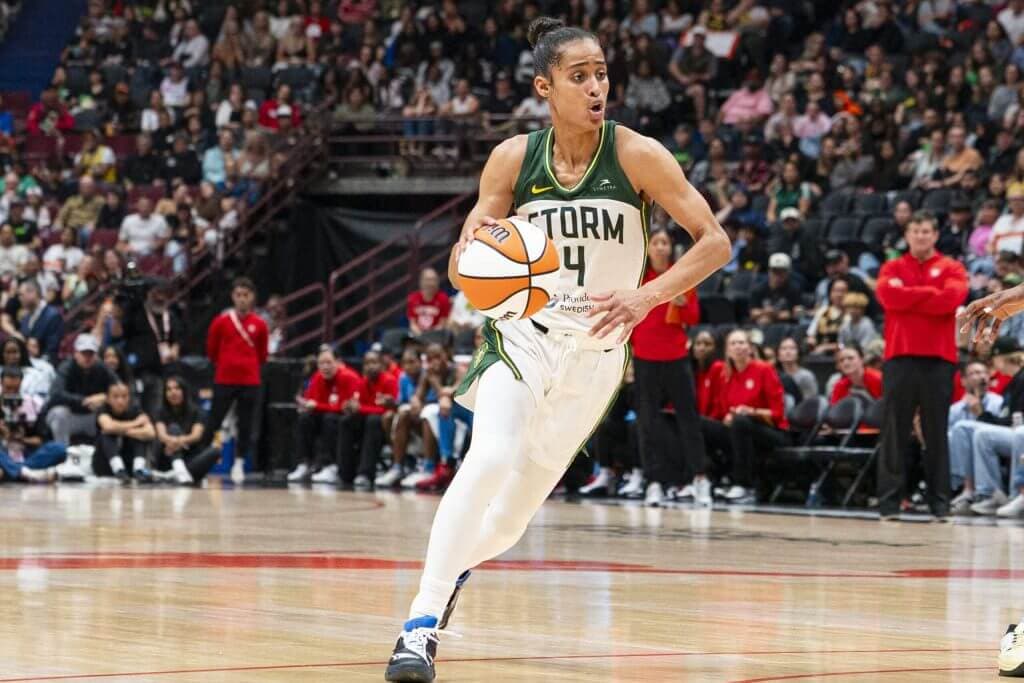 Skylar Diggins signs with Chicago Sky as free agent
