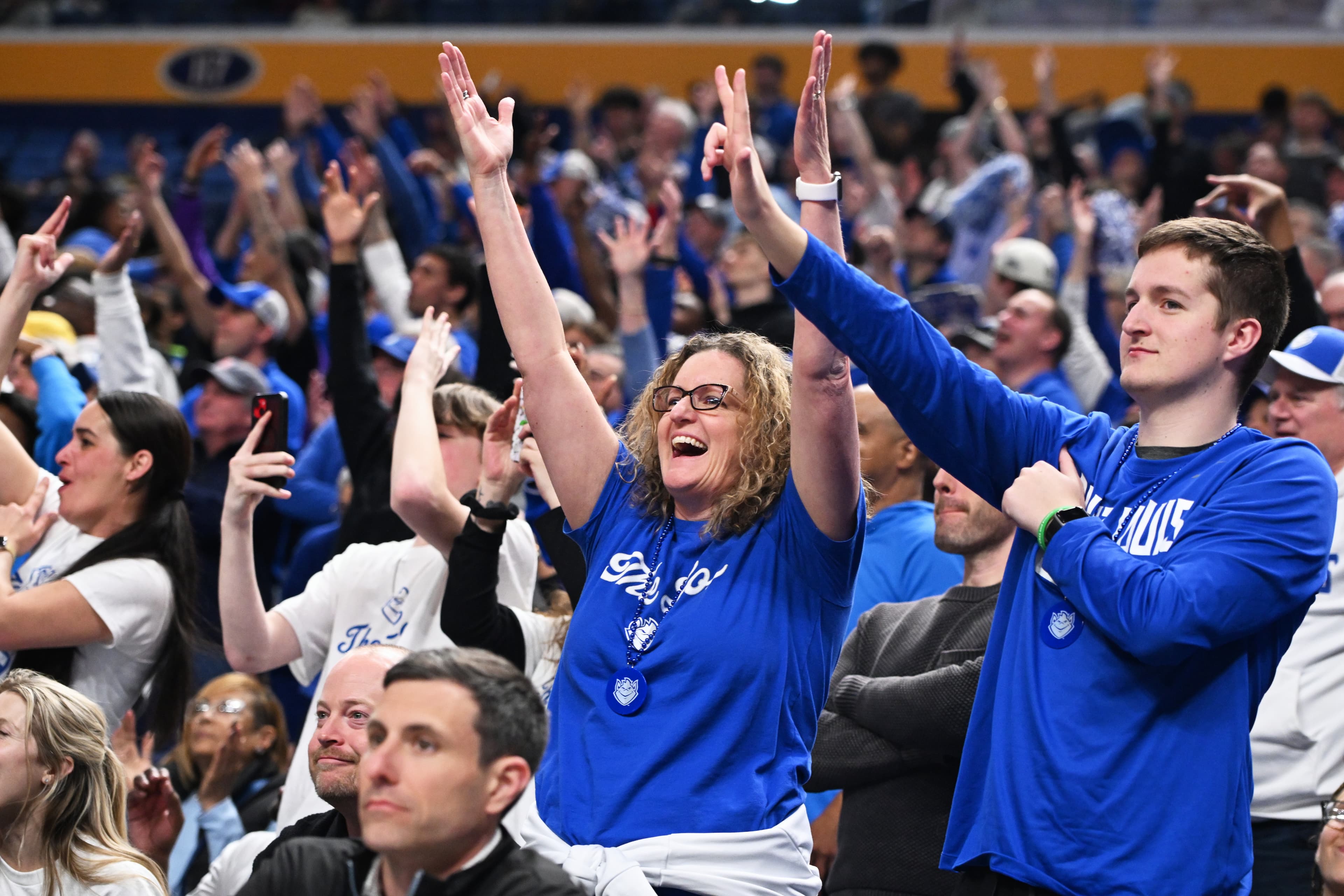 Saint Louis mascot shows March Madness love for Buffalo Bills with NFL celebration