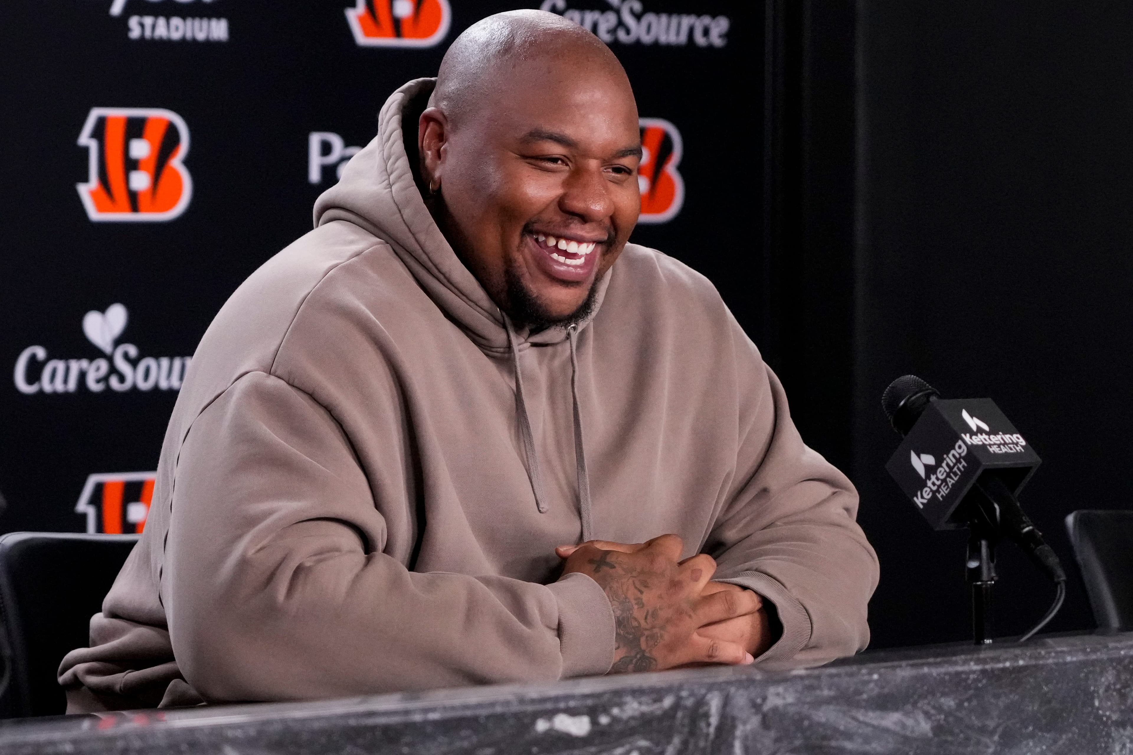 Bengals OT, strength coach sent simultaneous Sexy Dexy dance memes to celebrate trade