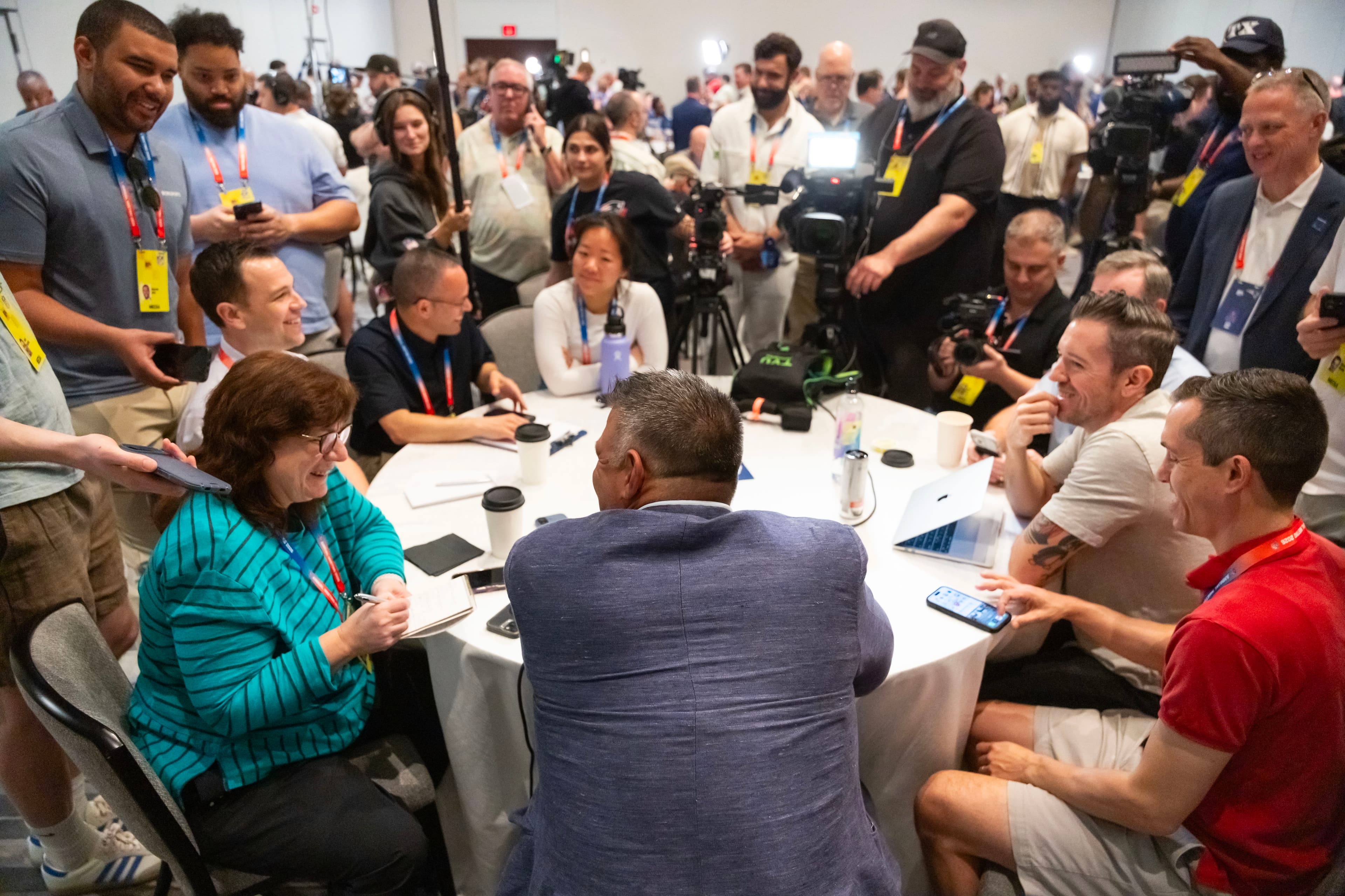 Patriots voice Mike Vrabel support after latest Dianna Russini photo scandal