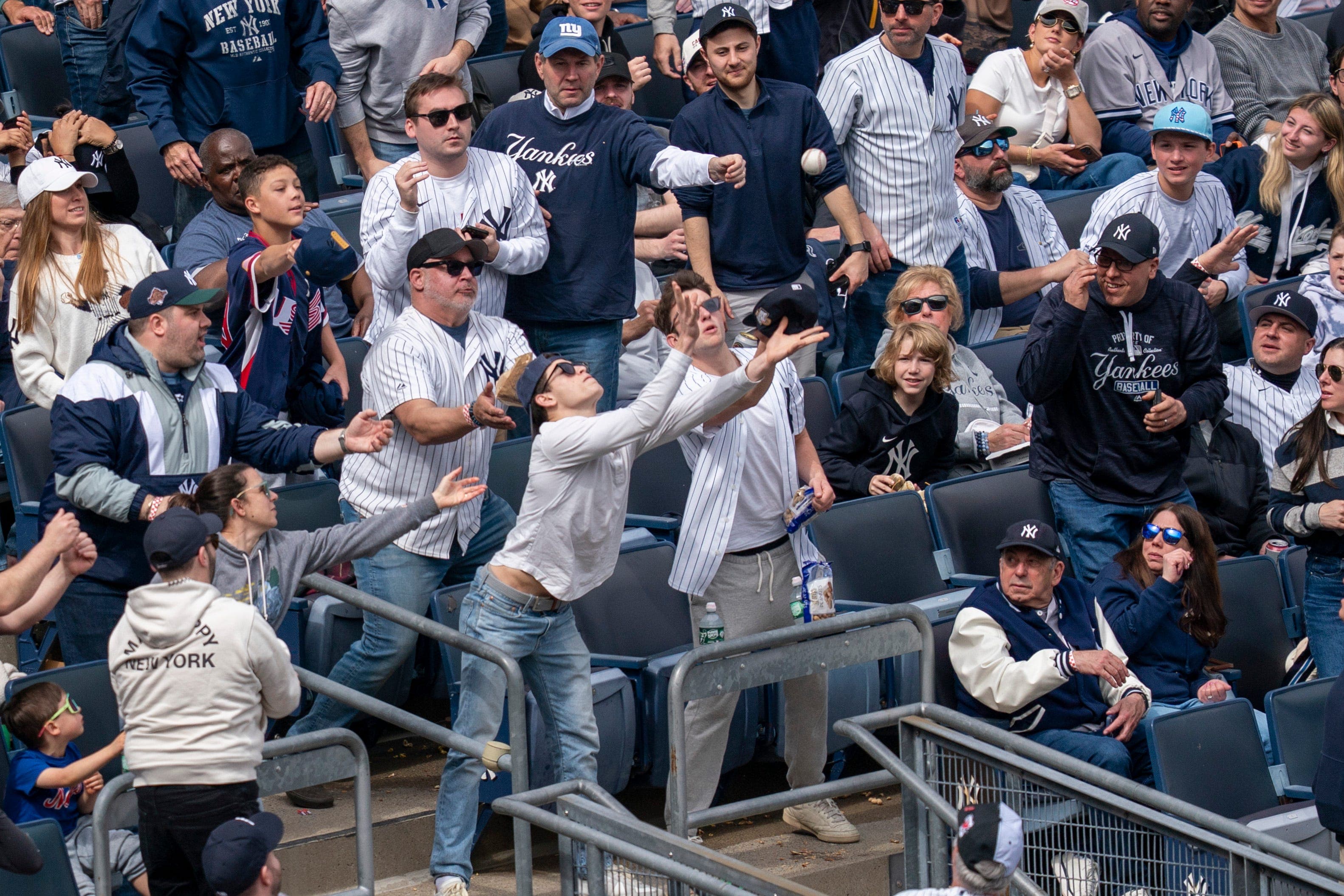 Fans start massive brawl during New York Yankees-Los Angeles Angels game