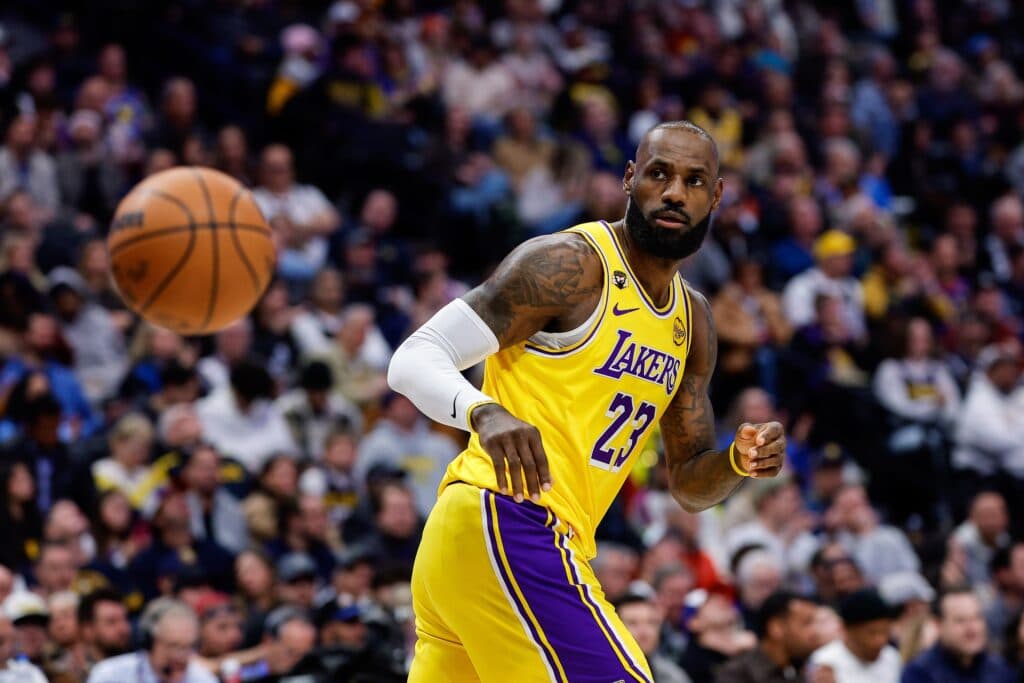 LeBron James reacts to former Lakers teammate’s college graduation