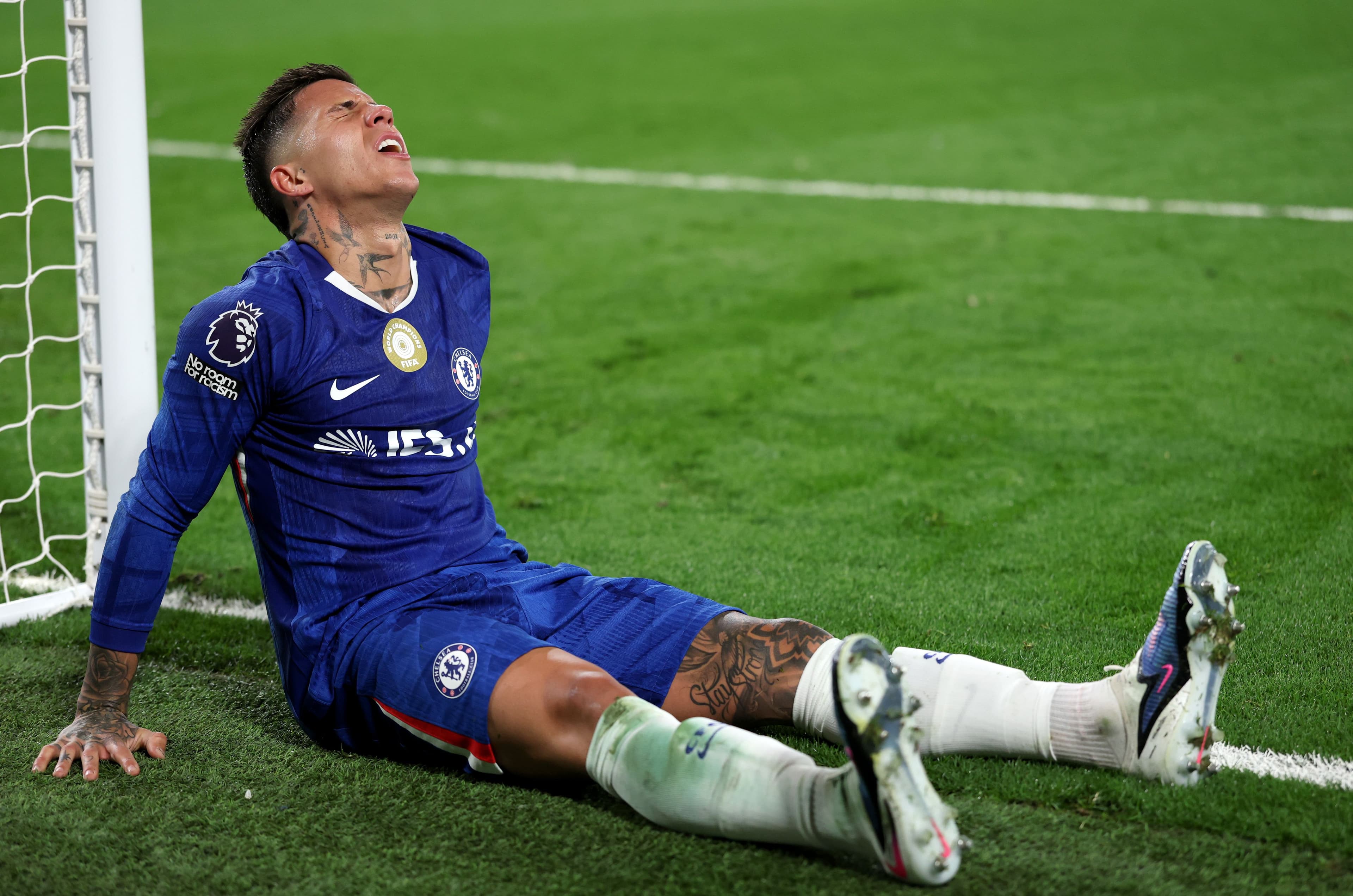 “I’m hoping” – Liam Rosenior provides worrying Enzo Fernandez injury update