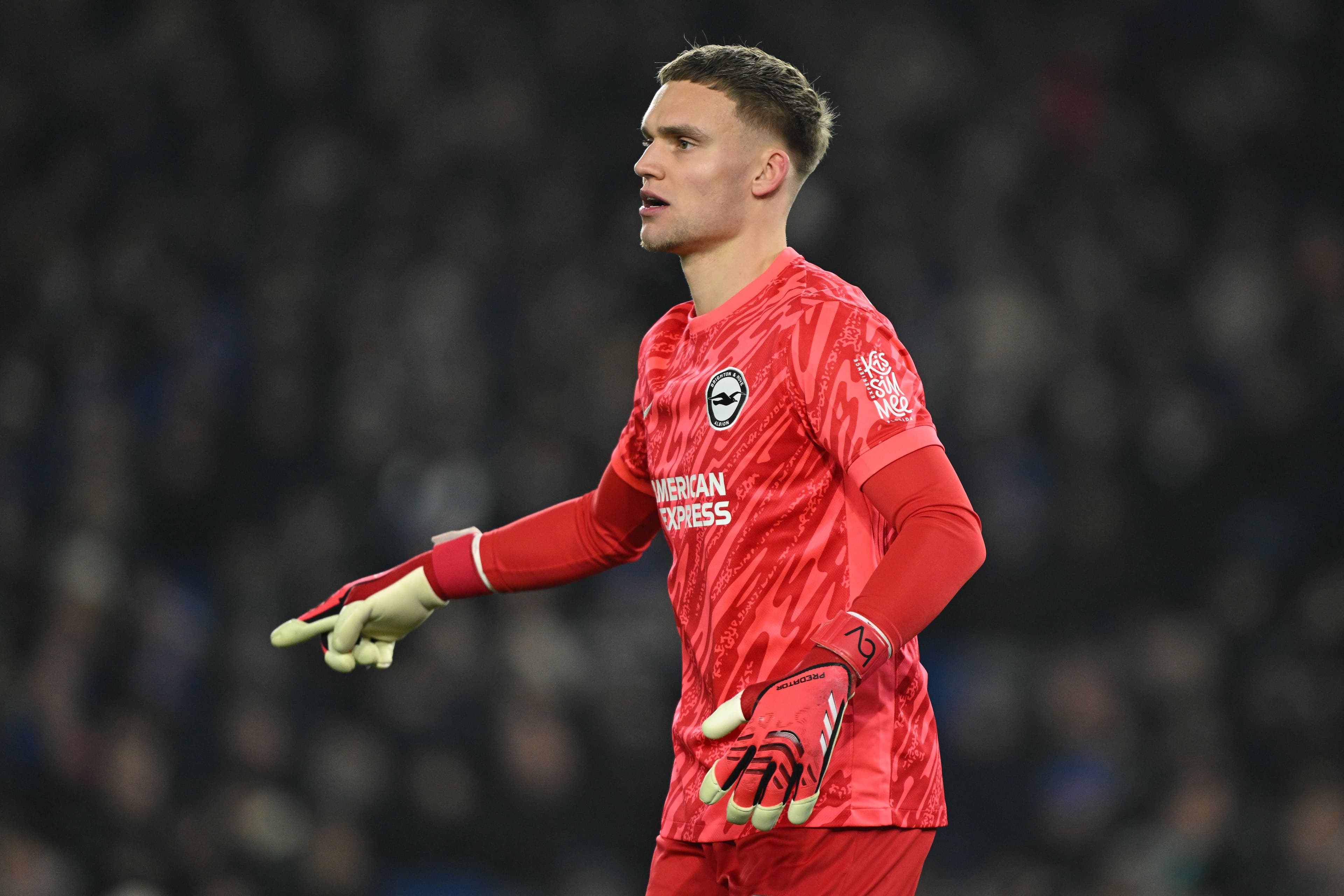 Publication names the three goalkeepers Chelsea should be looking at to sign