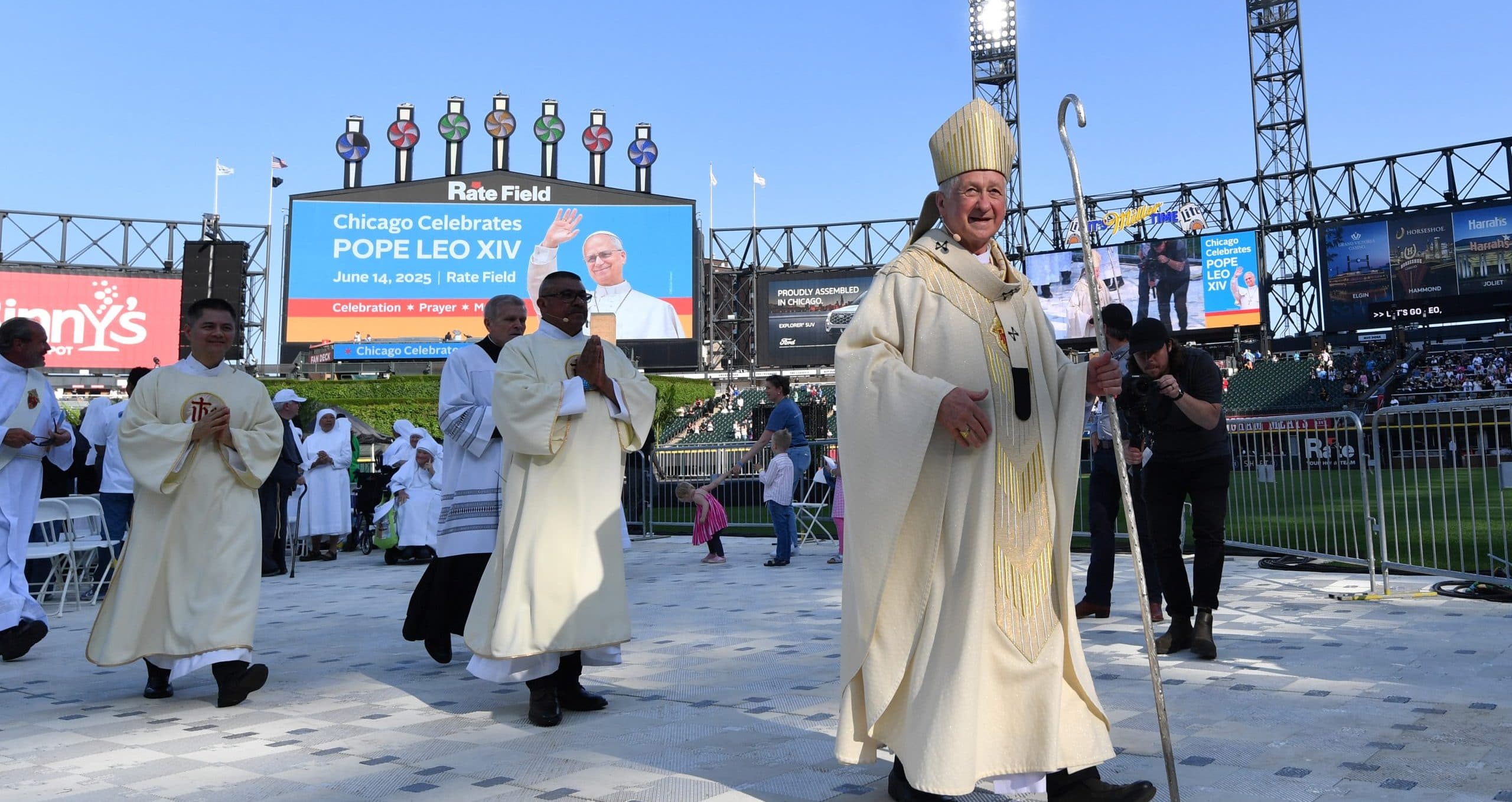 Chicago Mayor to give Pope Leo, the most famous White Sox fan in the world, a Cubs hat
