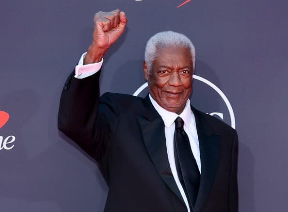 Oscar Robertson joins Cubs broadcast booth during 7-run inning vs. Reds