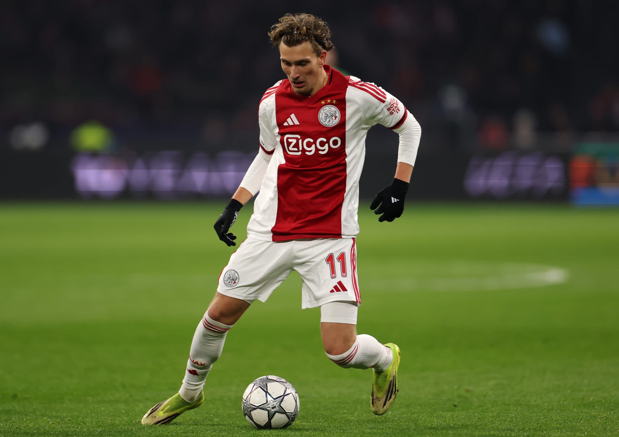 Chelsea & Arsenal in attendance as Ajax star scores stunner