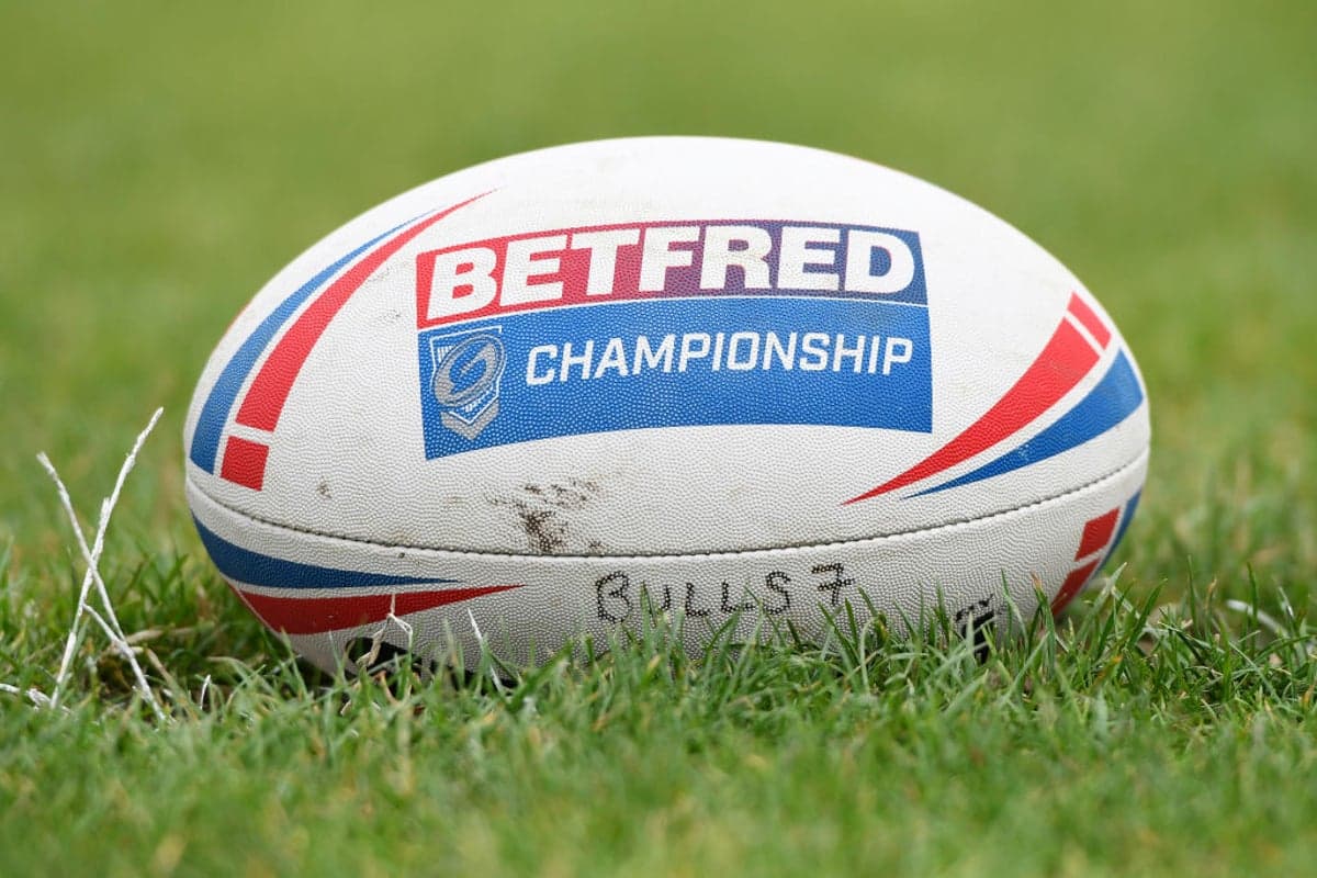 Bomb disposal experts called as replica grenade discovery delays rugby league game