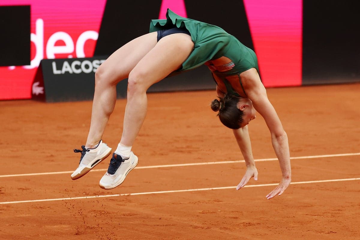 Marta Kostyuk celebrates biggest title of career with back handspring