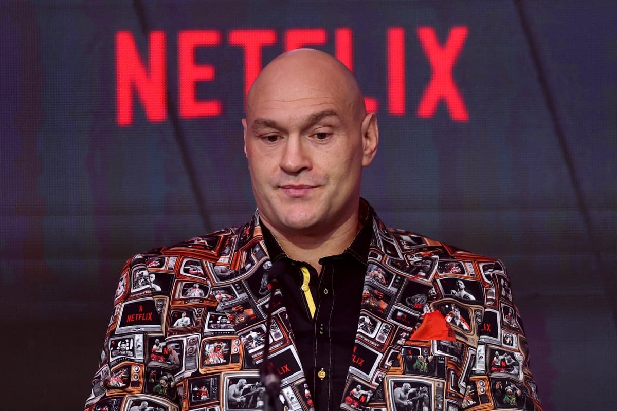 Arslanbek Makhmudov spends Tyson Fury press conference on his phone as event falls flat