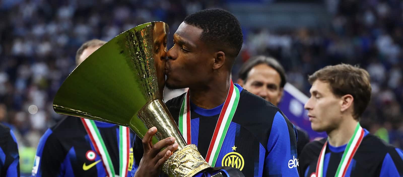 Denzel Dumfries to Man United: what is being reported in Italy