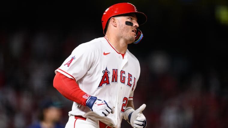 Mariners throw at Mike Trout's head 2 pitches in a row, including HBP, vs. Angels