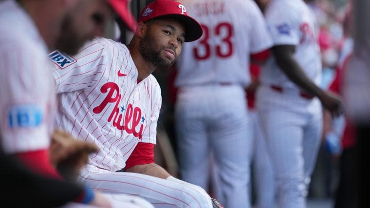 How Justin Crawford is related to Carl Crawford in rookie season for Phillies